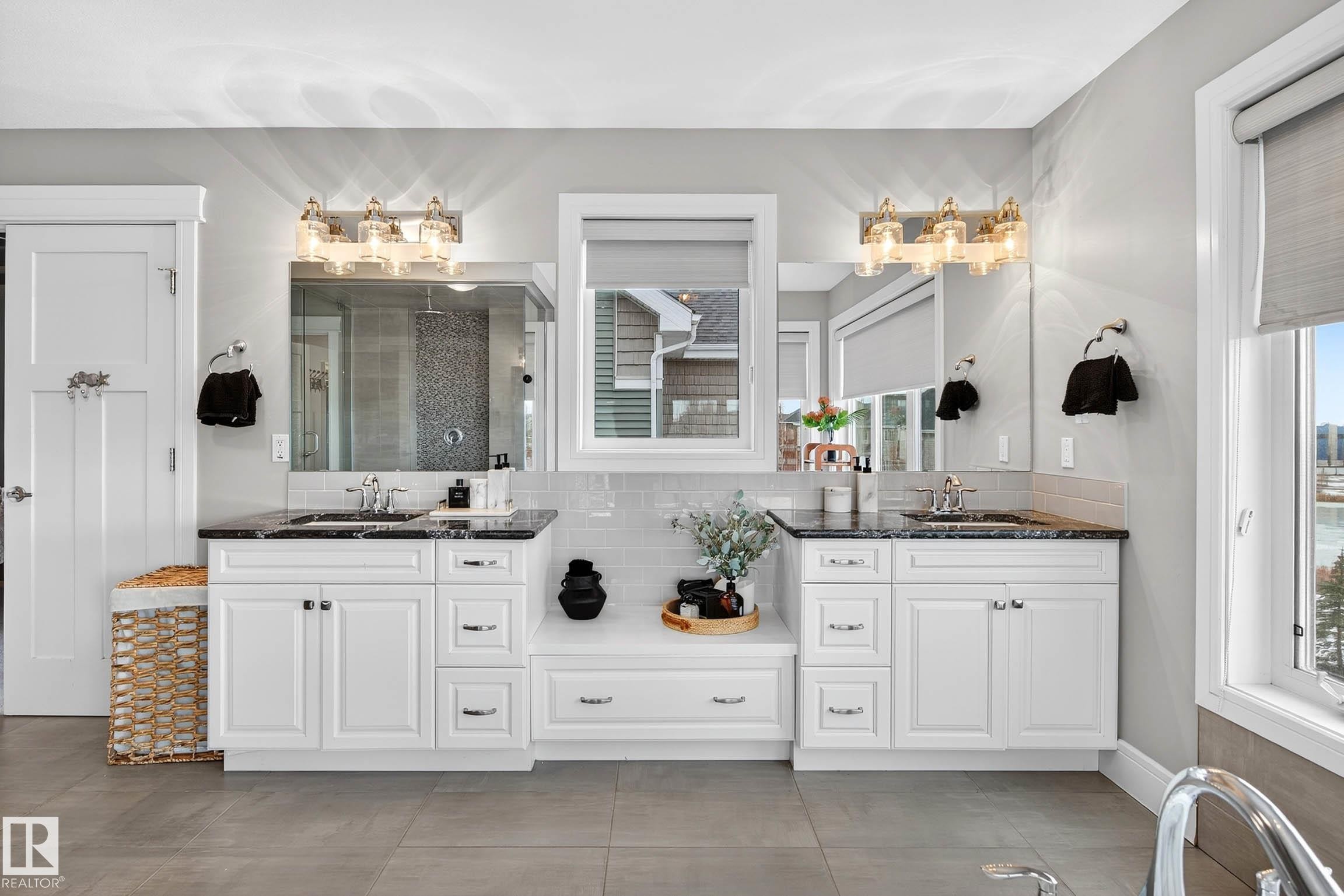 9036 24 Avenue Sw, Edmonton, AB - Indoor Photo Showing Bathroom