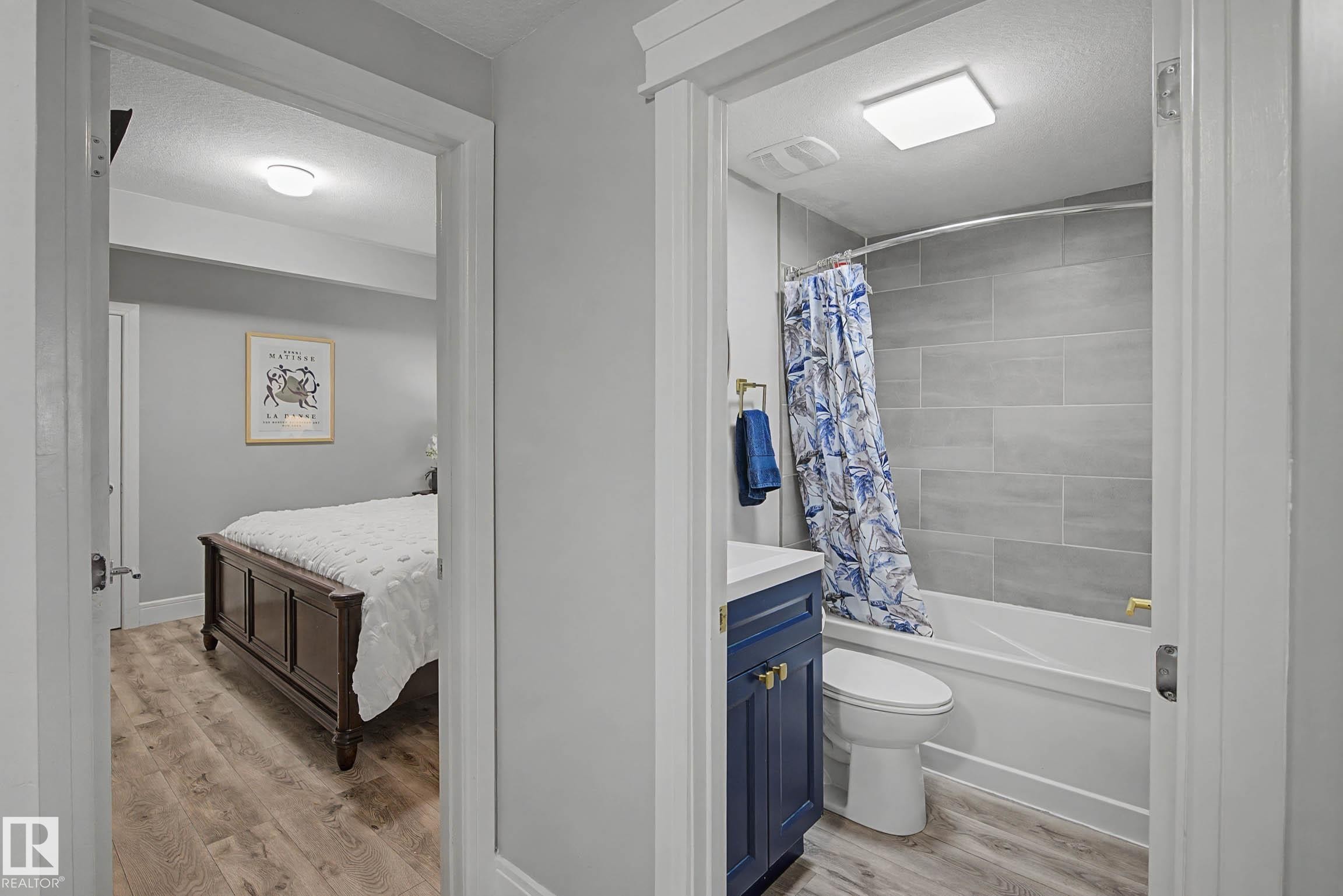 9036 24 Avenue Sw, Edmonton, AB - Indoor Photo Showing Bathroom