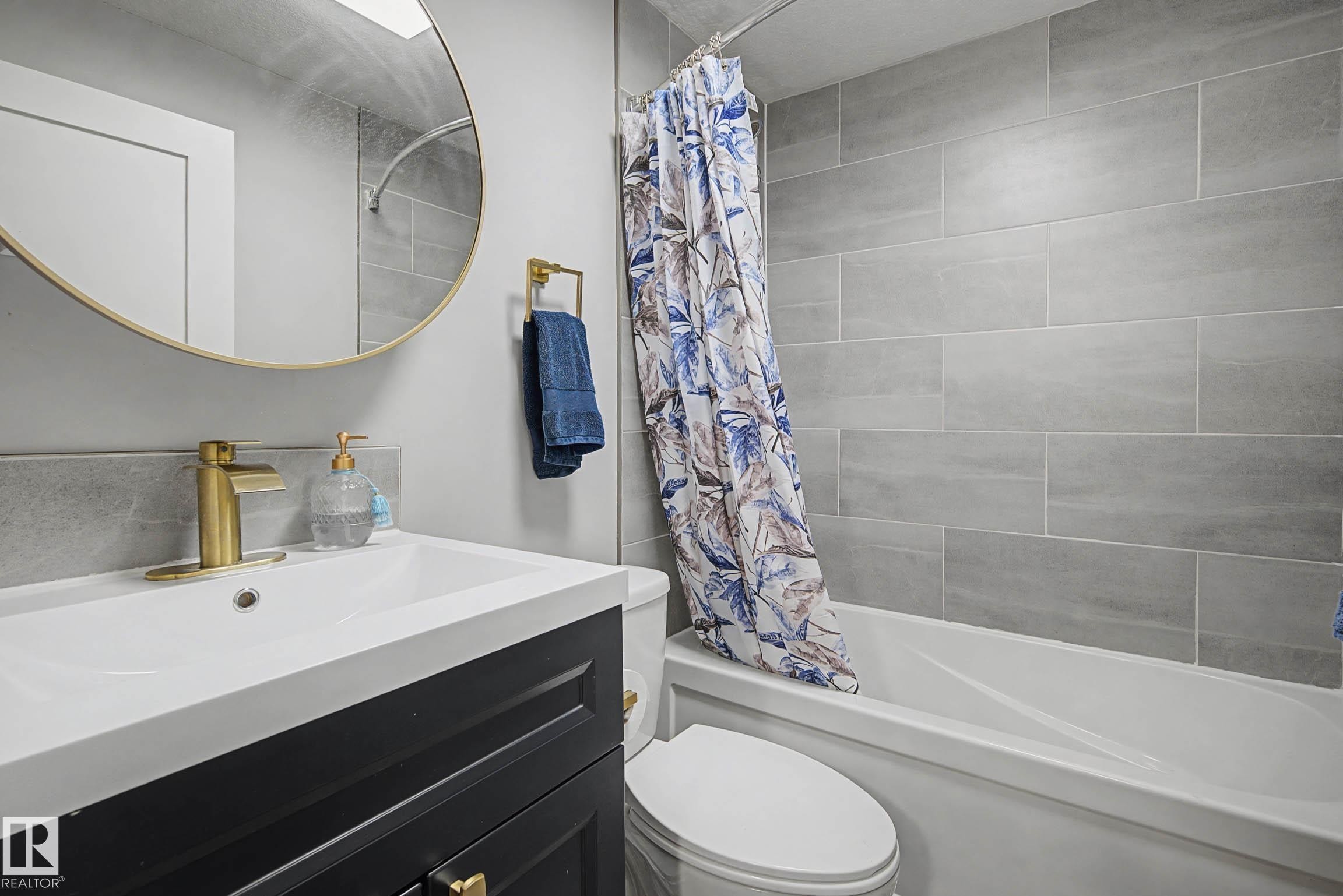 9036 24 Avenue Sw, Edmonton, AB - Indoor Photo Showing Bathroom