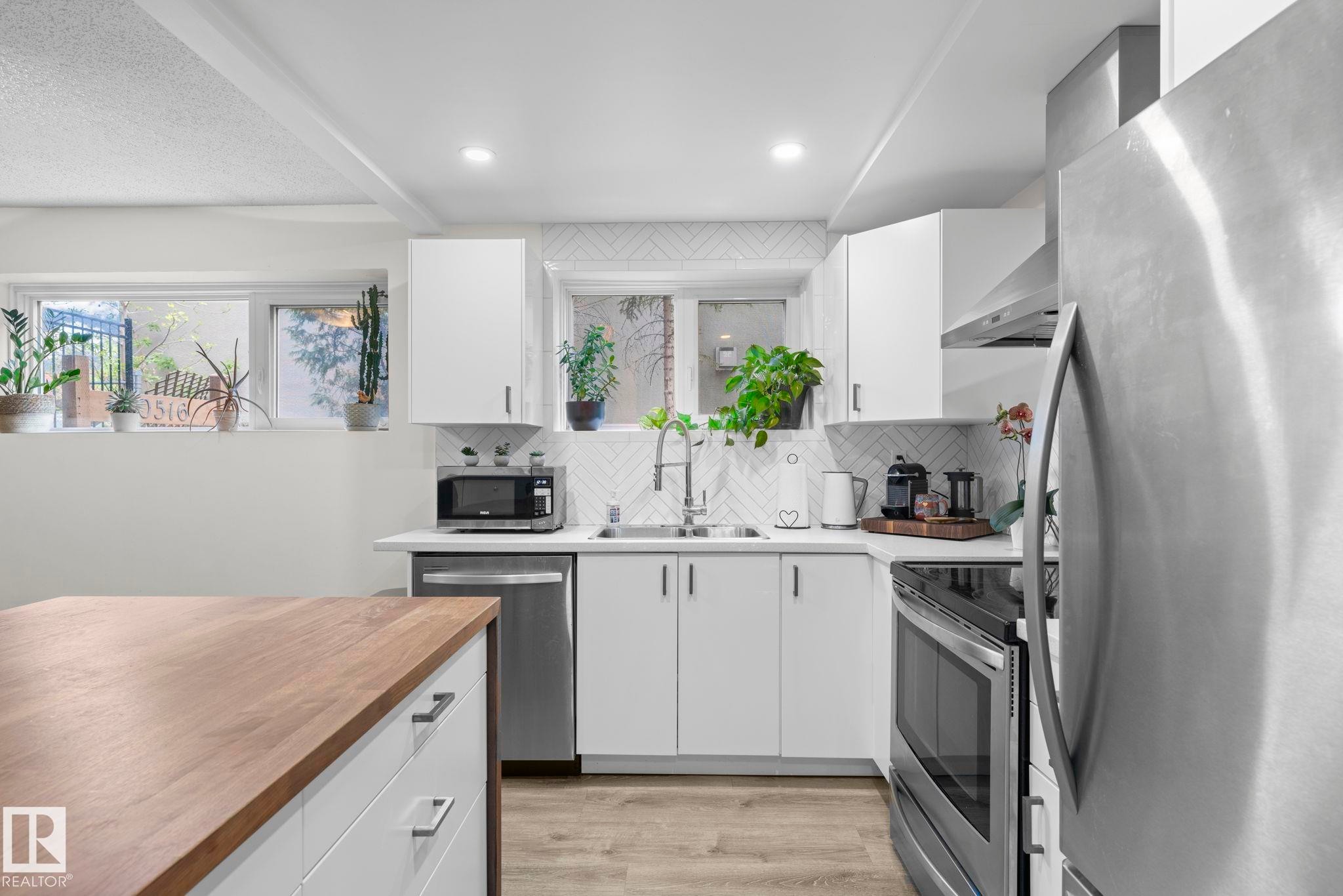 10518 84 Avenue Nw, Edmonton, AB - Indoor Photo Showing Kitchen