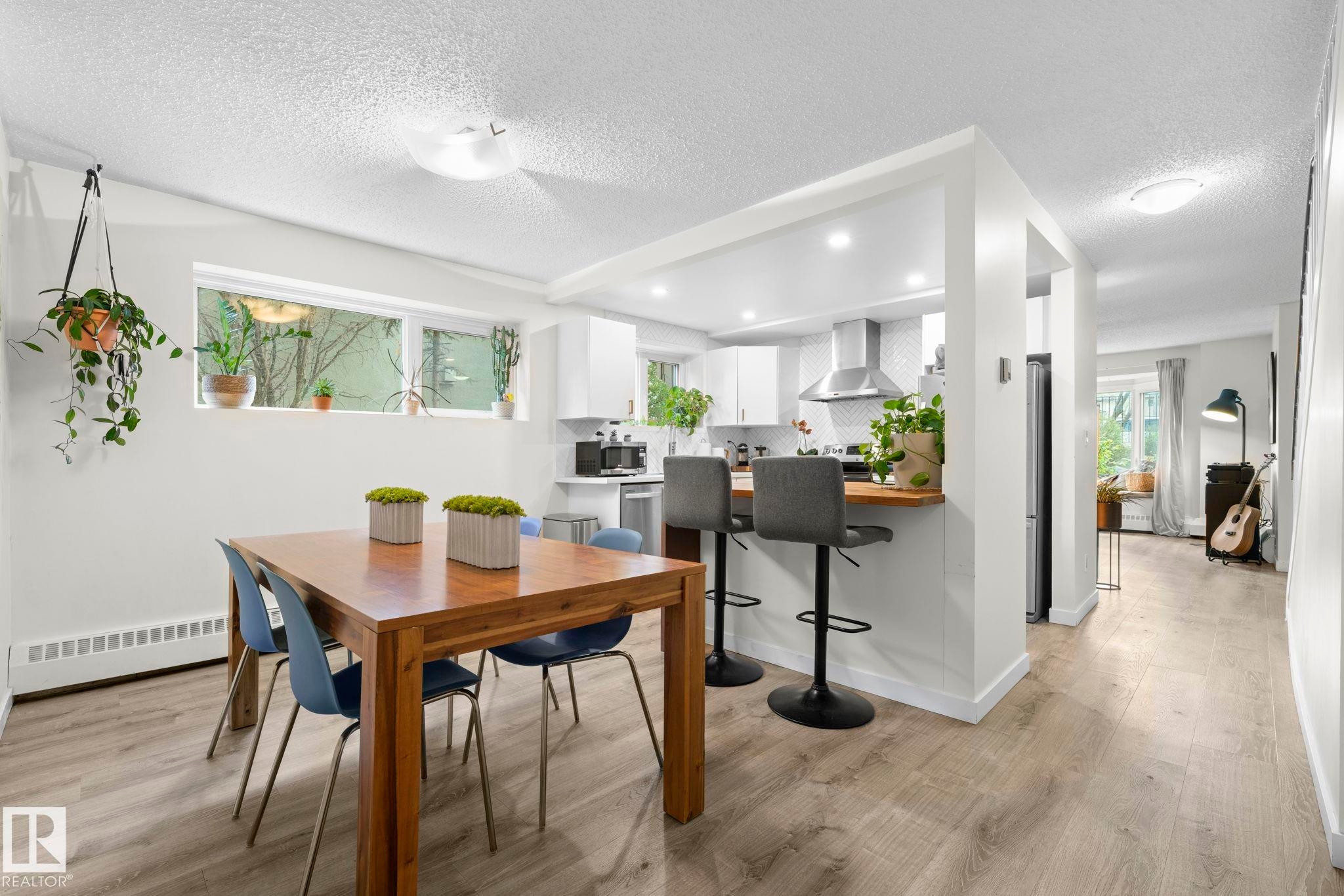 10518 84 Avenue Nw, Edmonton, AB - Indoor Photo Showing Dining Room