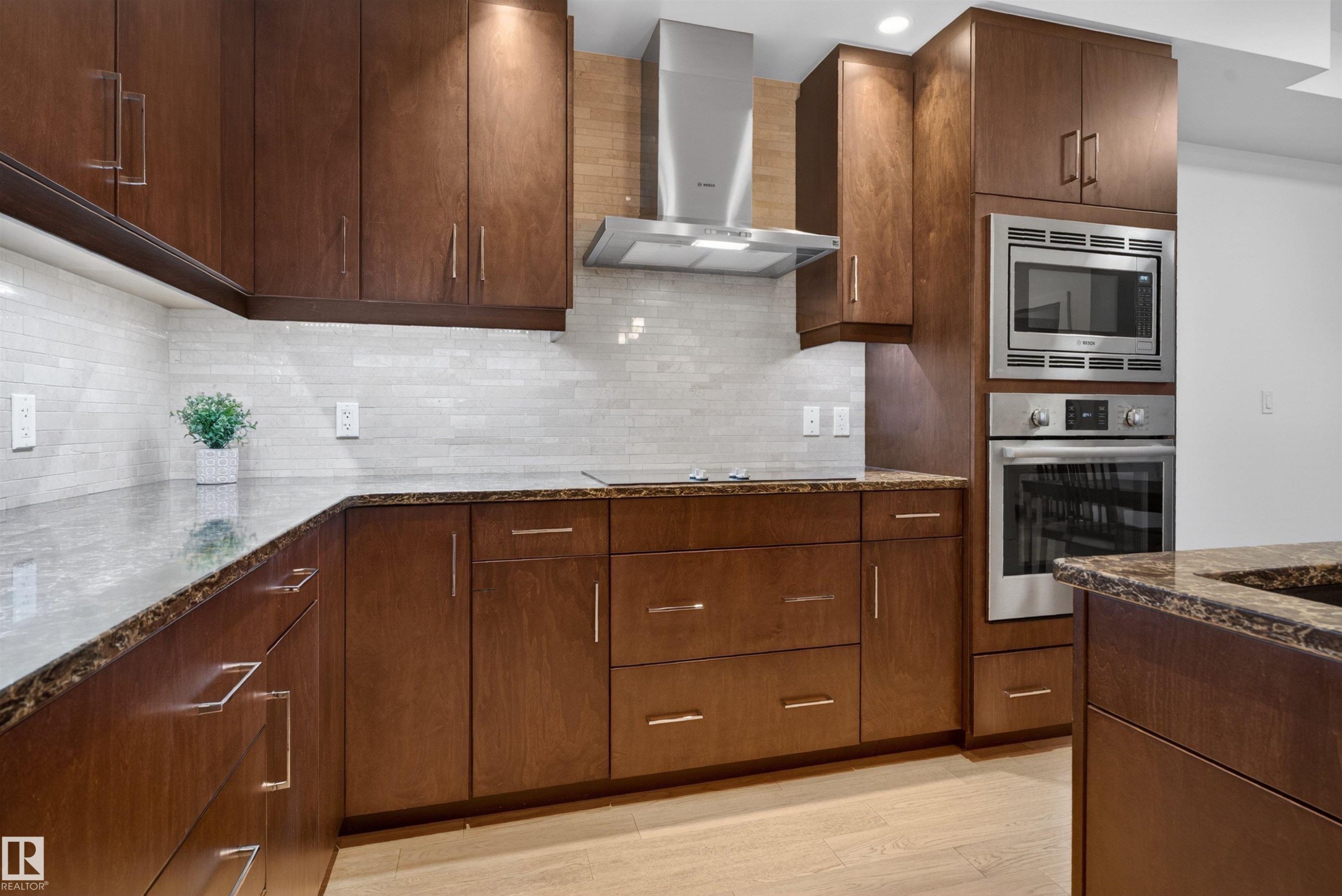 #514 200 Bellerose Dr, St. Albert, AB - Indoor Photo Showing Kitchen With Upgraded Kitchen