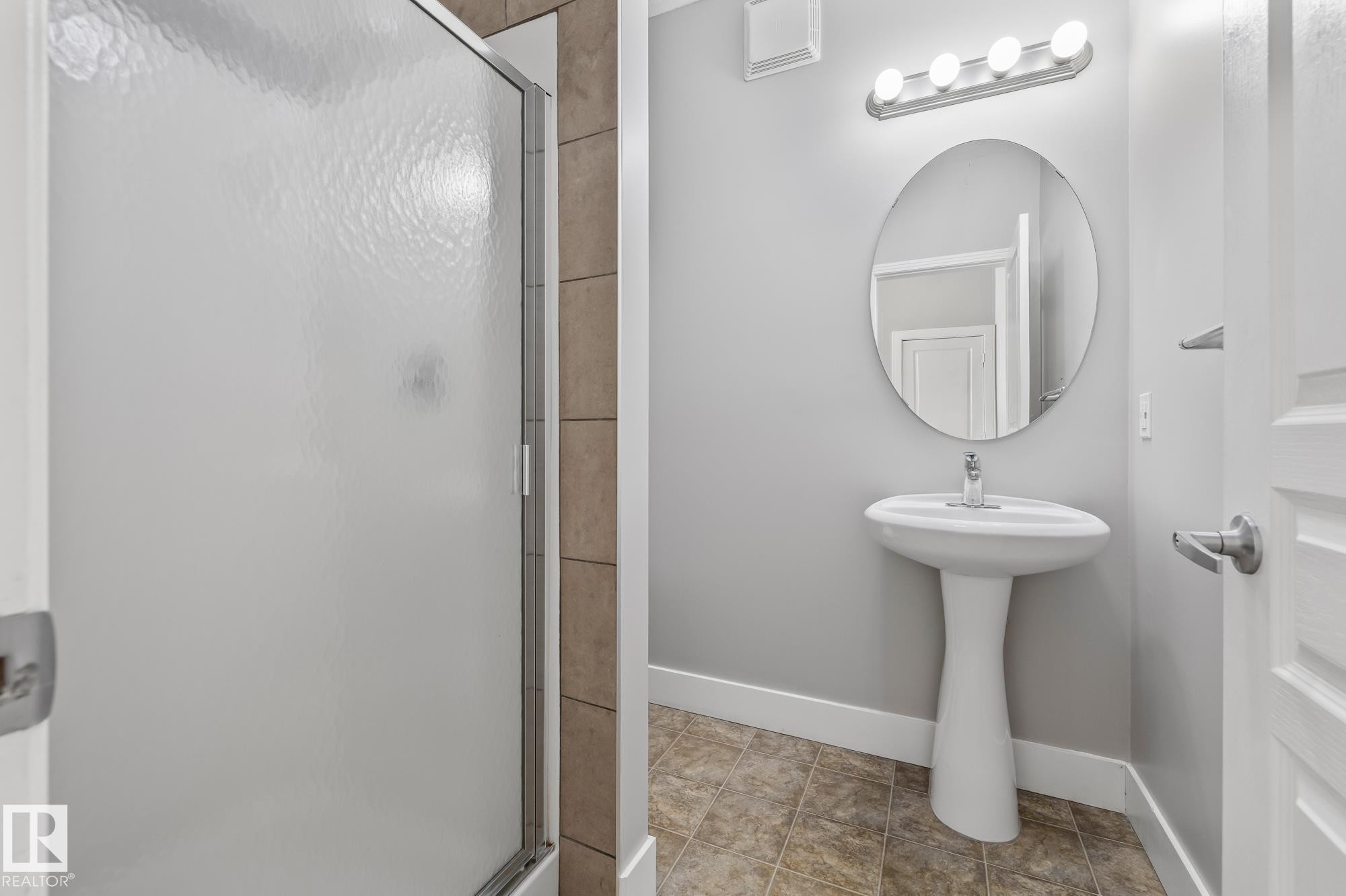 #114 10531 117 St Nw, Edmonton, AB - Indoor Photo Showing Bathroom