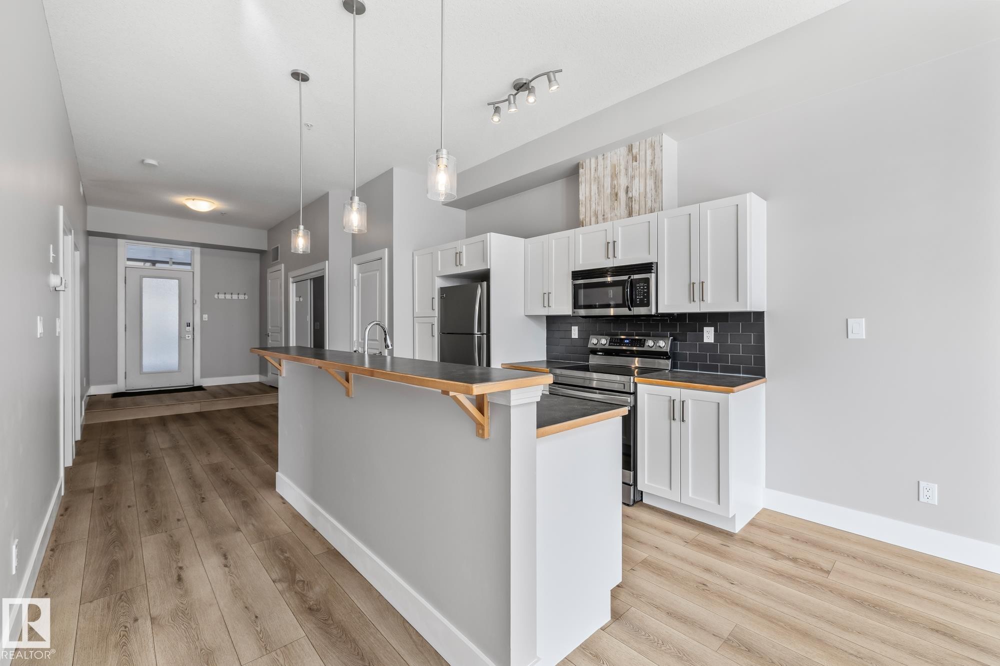 #114 10531 117 St Nw, Edmonton, AB - Indoor Photo Showing Kitchen With Upgraded Kitchen