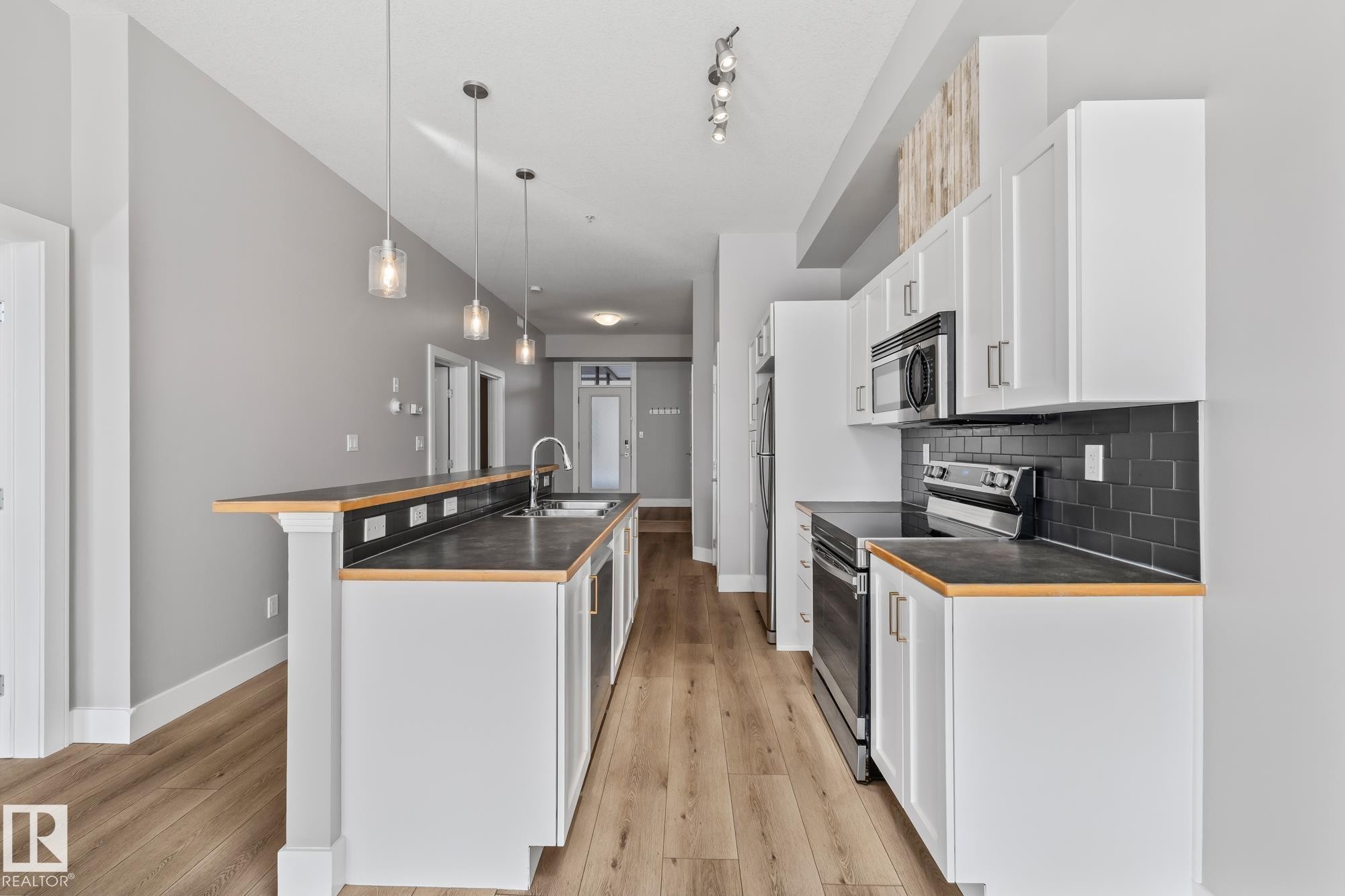#114 10531 117 St Nw, Edmonton, AB - Indoor Photo Showing Kitchen