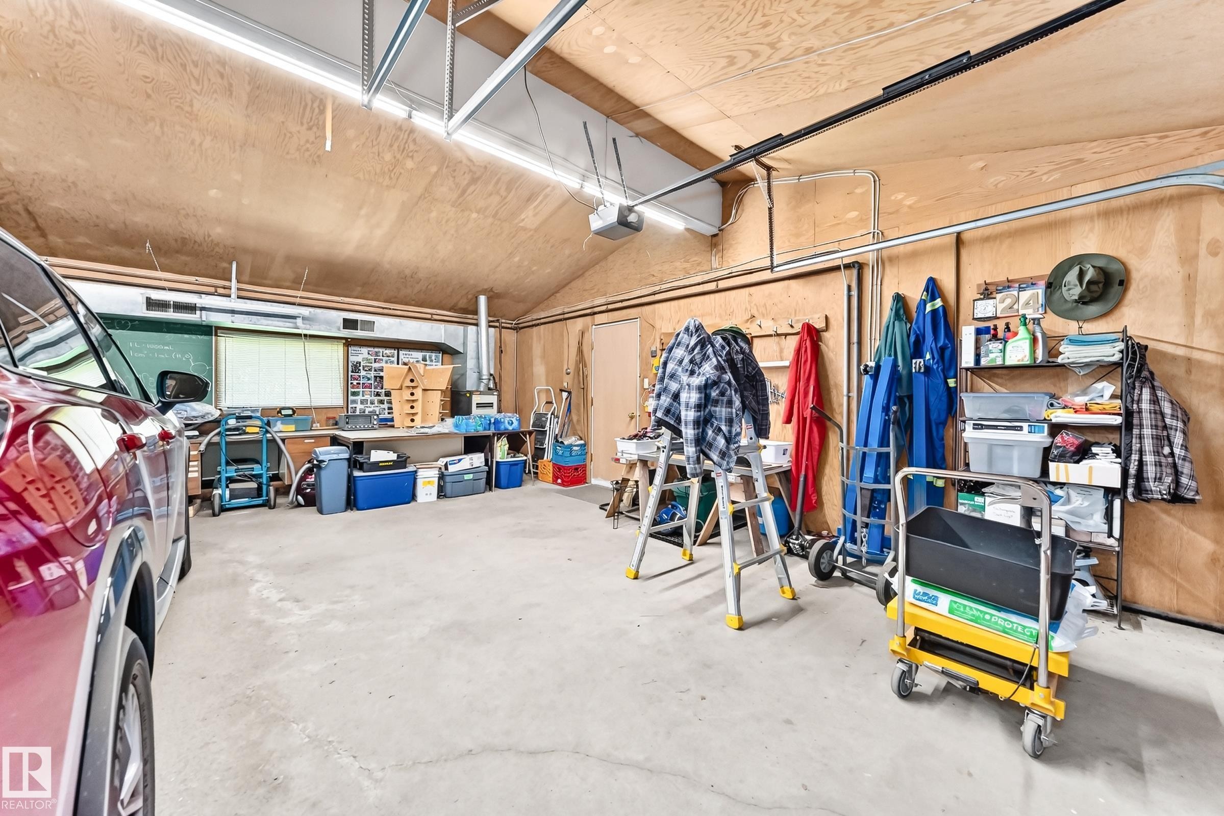 #24 25507 Twp Road 512 A, Rural Parkland County, AB - Indoor Photo Showing Garage