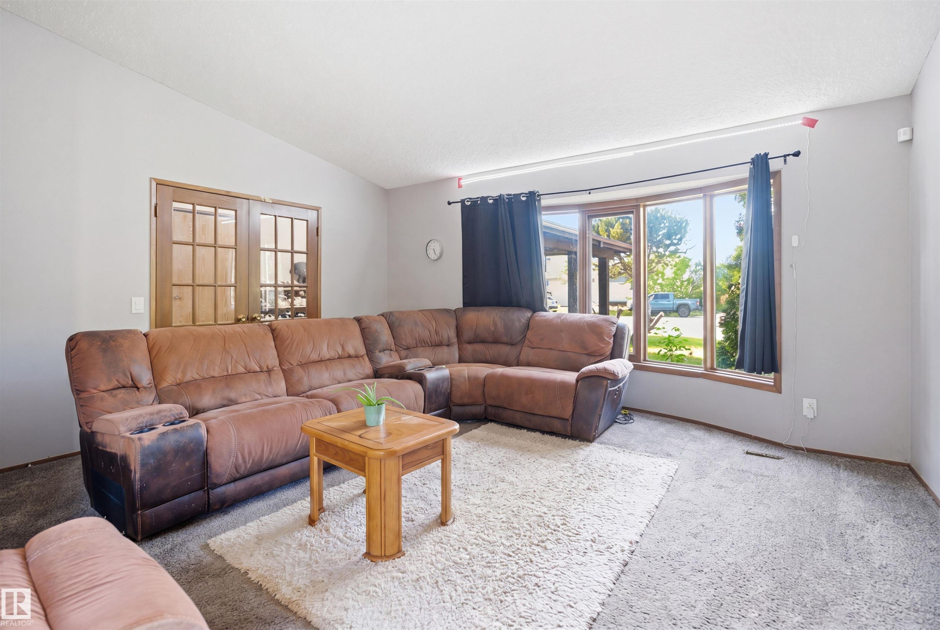 2107 40 Street Nw, Edmonton, AB - Indoor Photo Showing Living Room