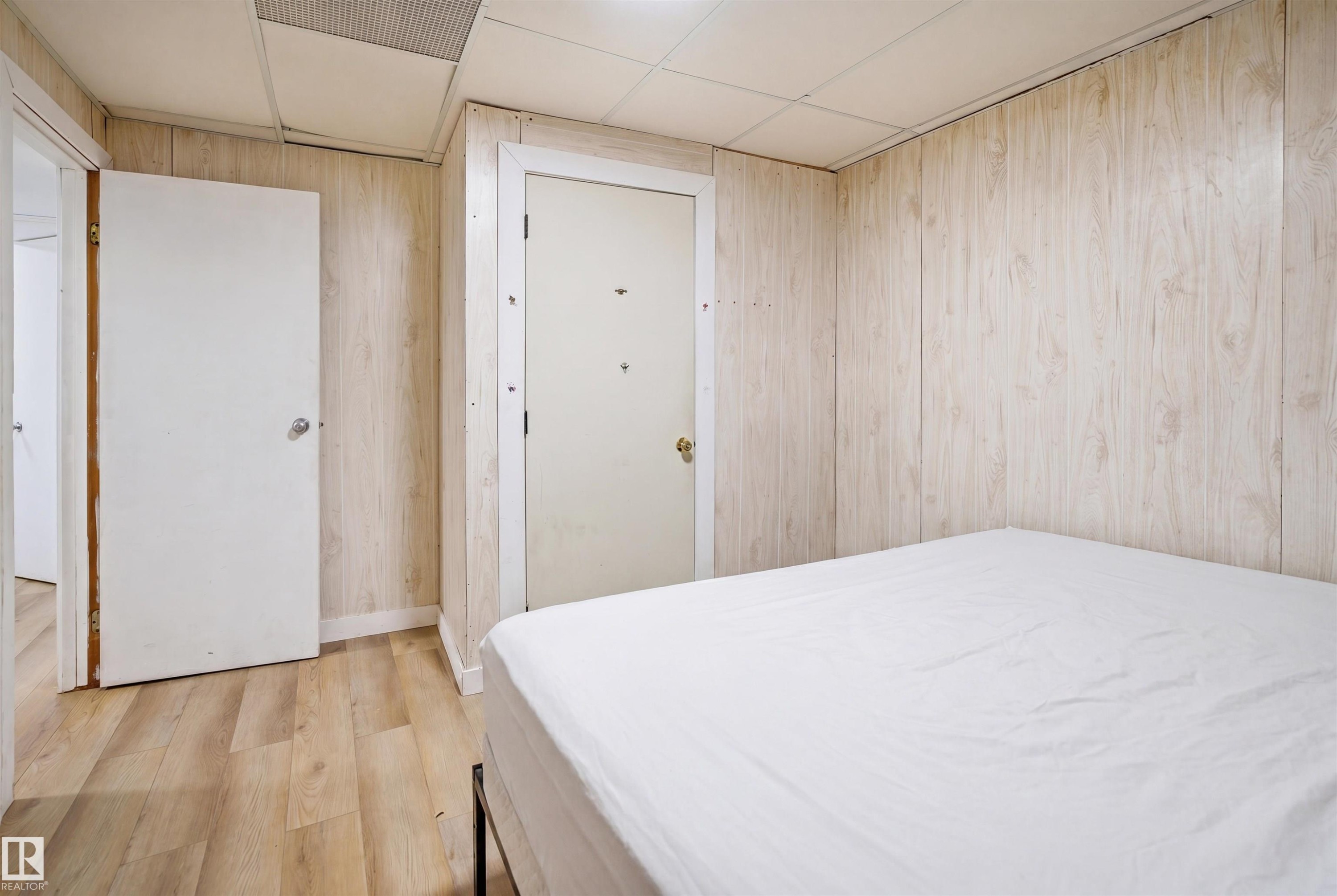 2107 40 Street Nw, Edmonton, AB - Indoor Photo Showing Bedroom
