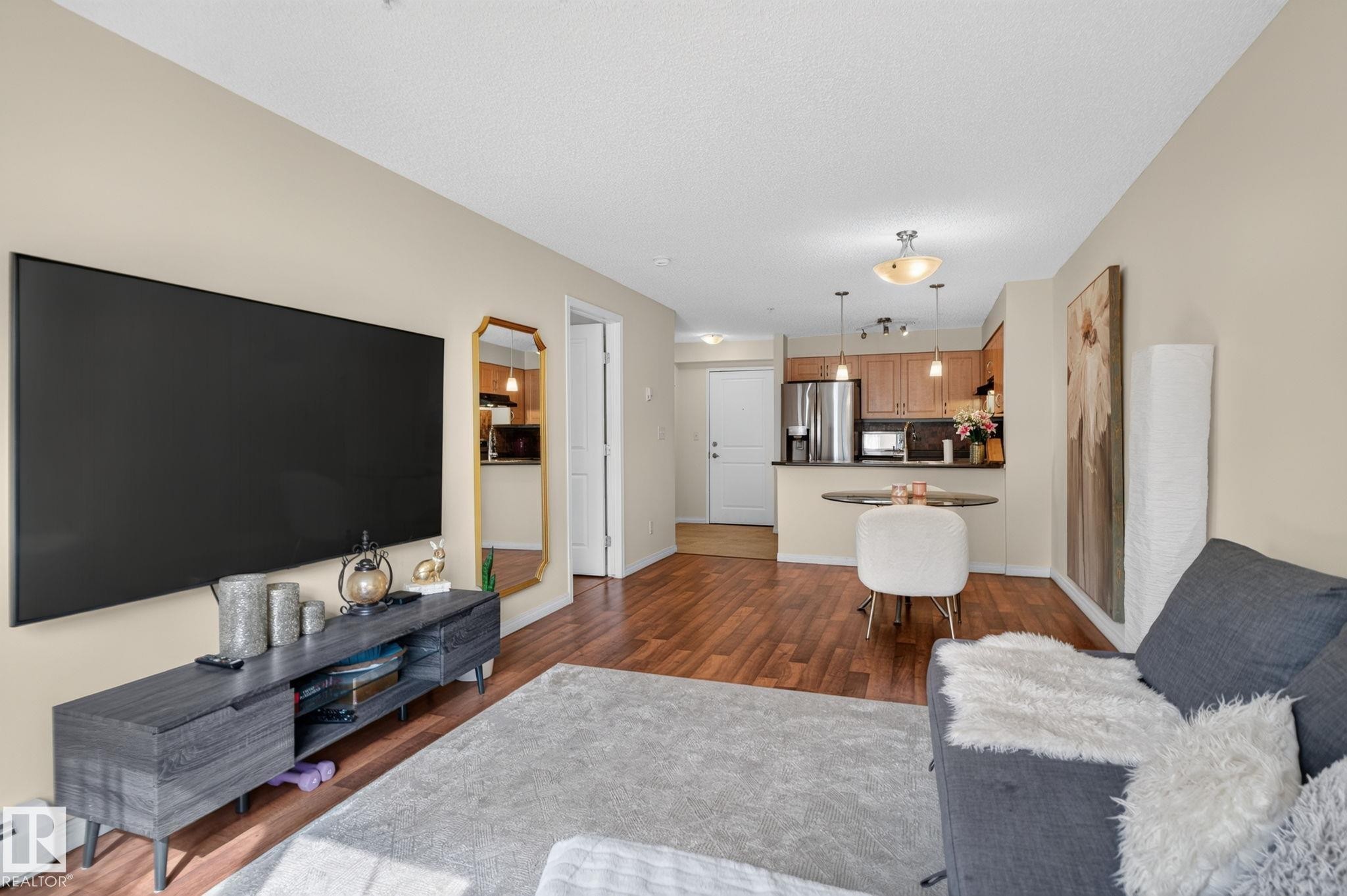 #317 11441 Ellerslie Rd Sw, Edmonton, AB - Indoor Photo Showing Living Room