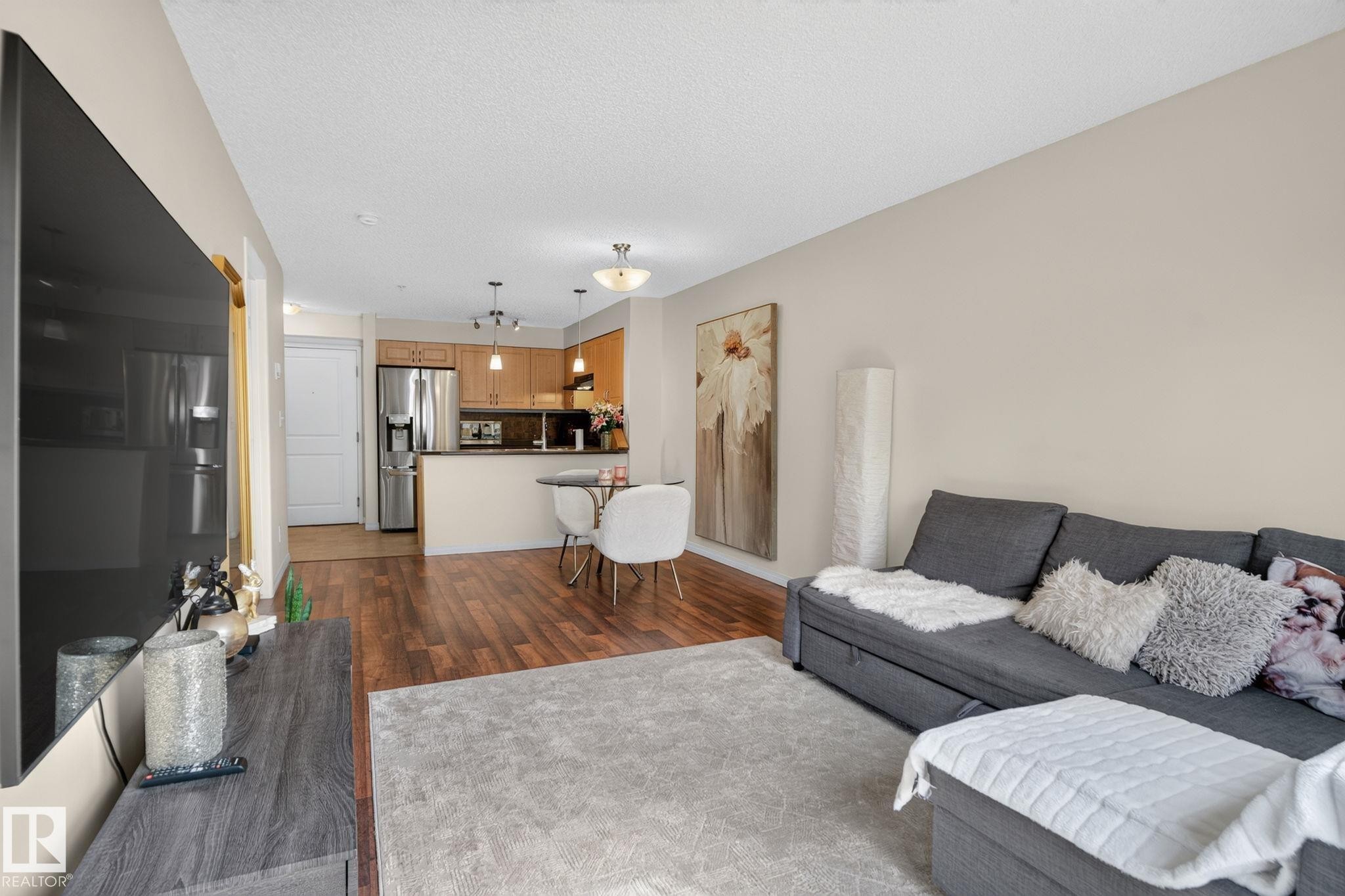 #317 11441 Ellerslie Rd Sw, Edmonton, AB - Indoor Photo Showing Living Room