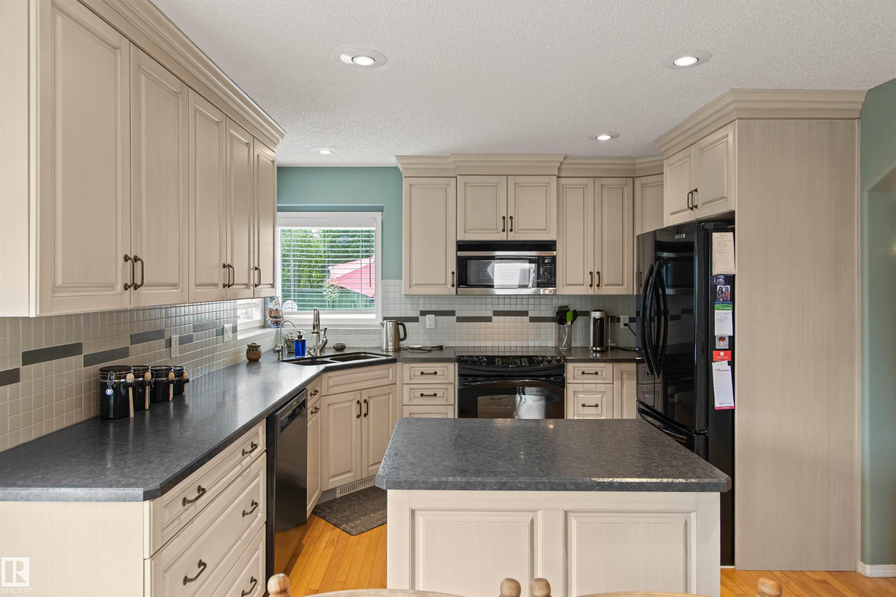 627 Wotherspoon Close Nw, Edmonton, AB - Indoor Photo Showing Kitchen With Double Sink