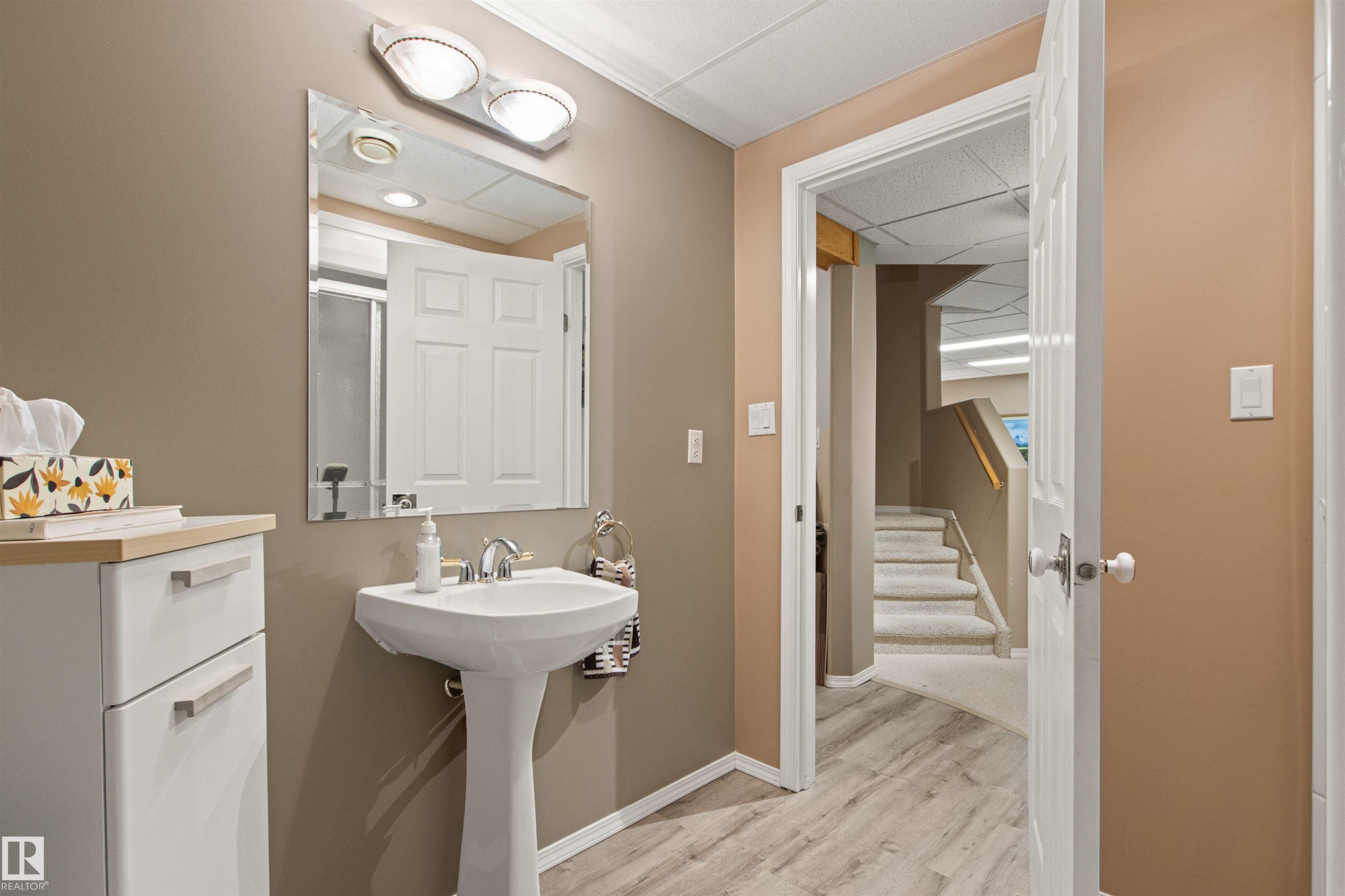 627 Wotherspoon Close Nw, Edmonton, AB - Indoor Photo Showing Bathroom
