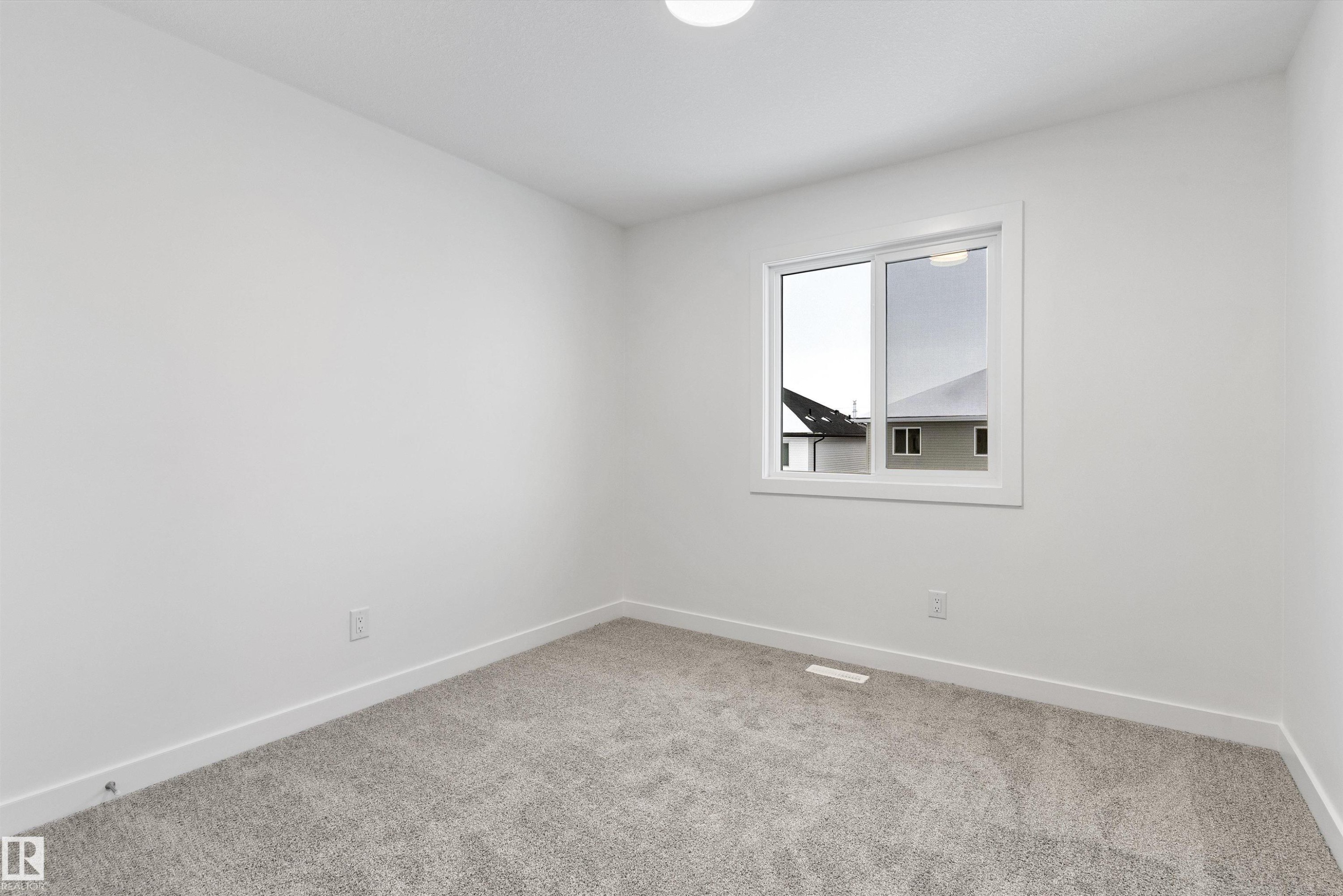 913 19 Avenue Nw, Edmonton, AB - Indoor Photo Showing Other Room