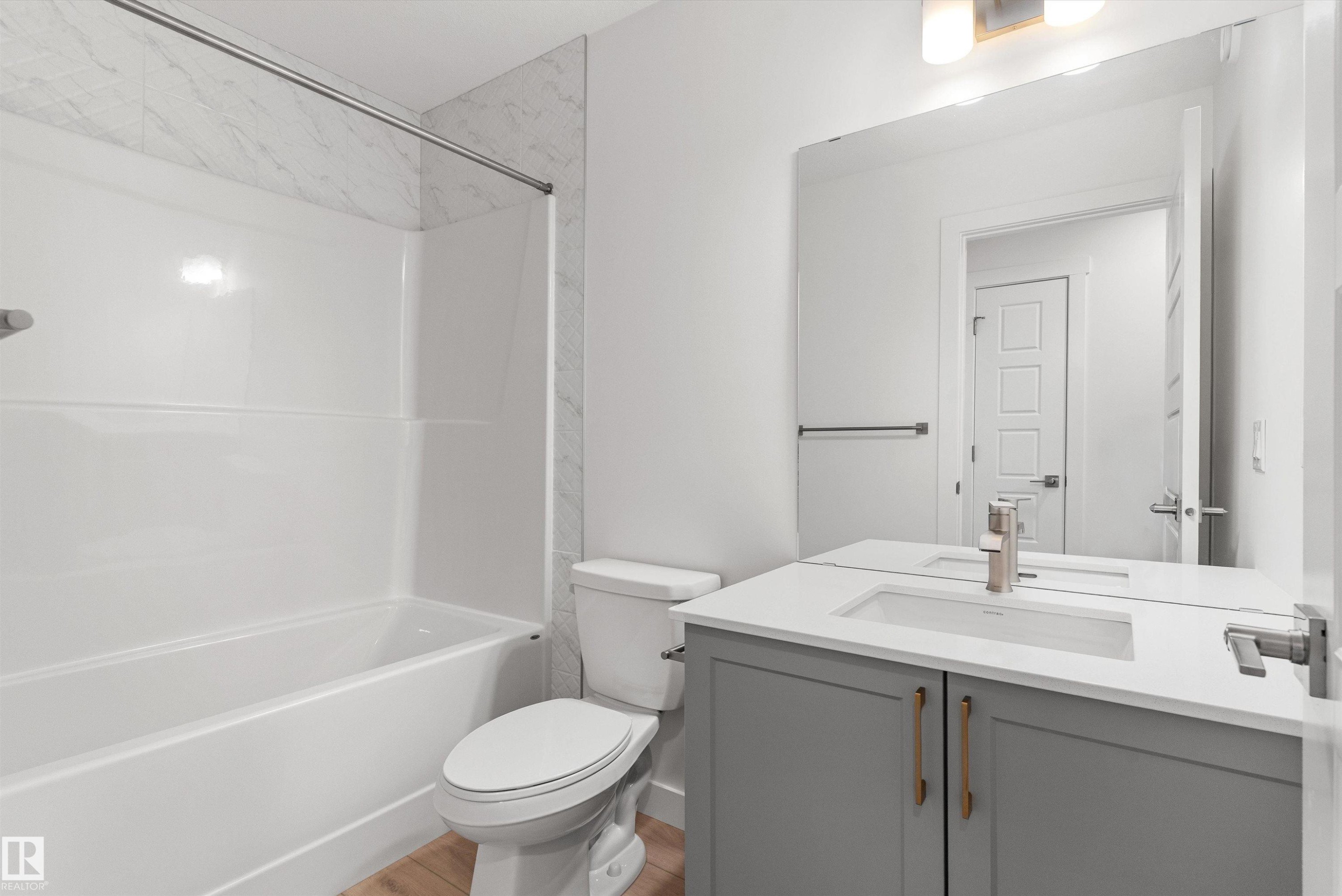 913 19 Avenue Nw, Edmonton, AB - Indoor Photo Showing Bathroom
