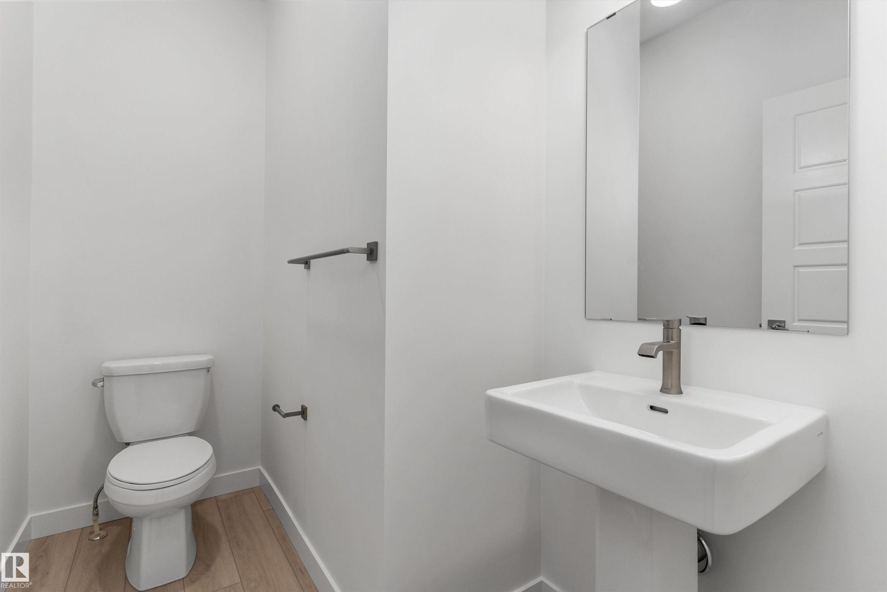 913 19 Avenue Nw, Edmonton, AB - Indoor Photo Showing Bathroom