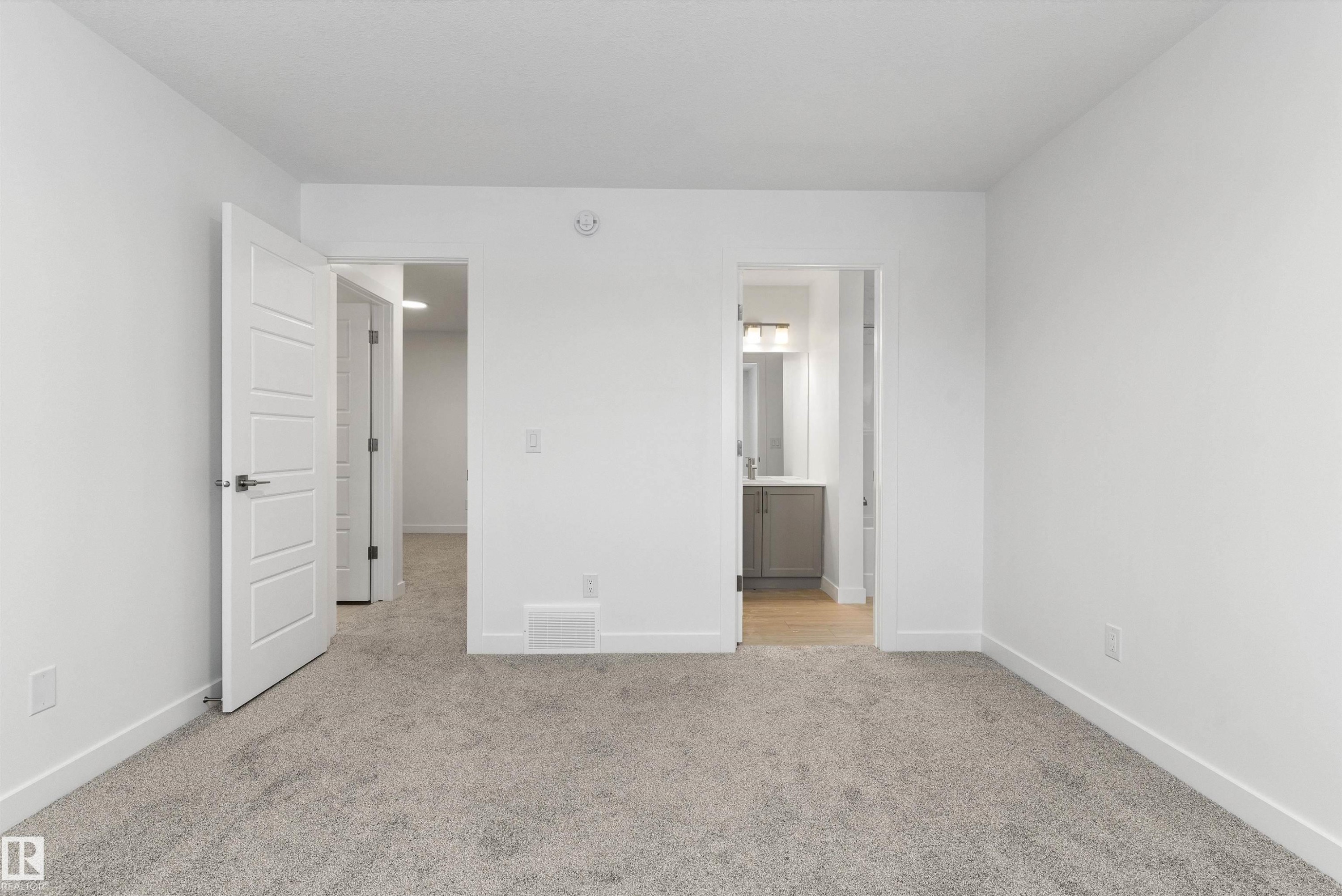 913 19 Avenue Nw, Edmonton, AB - Indoor