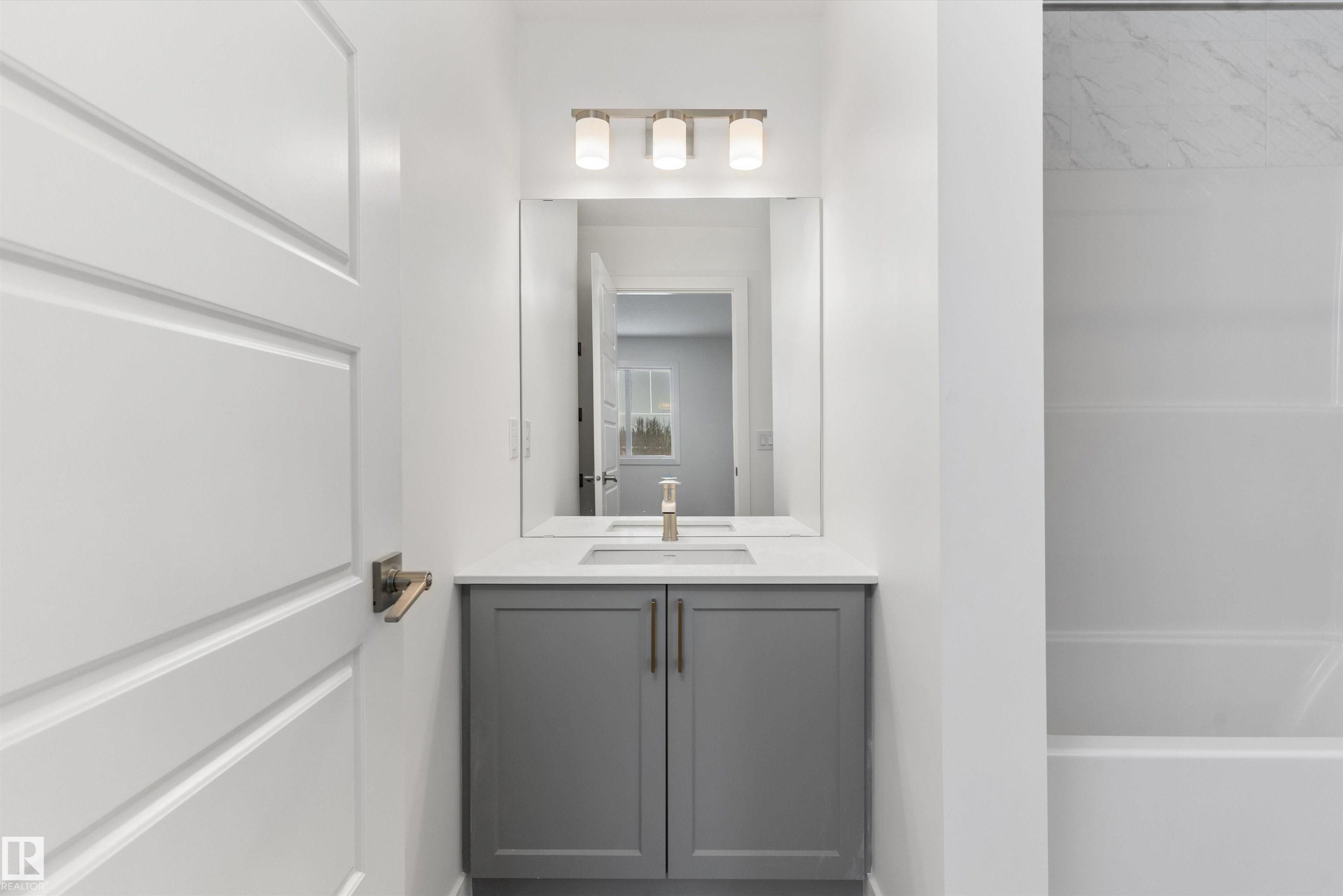 913 19 Avenue Nw, Edmonton, AB - Indoor Photo Showing Bathroom