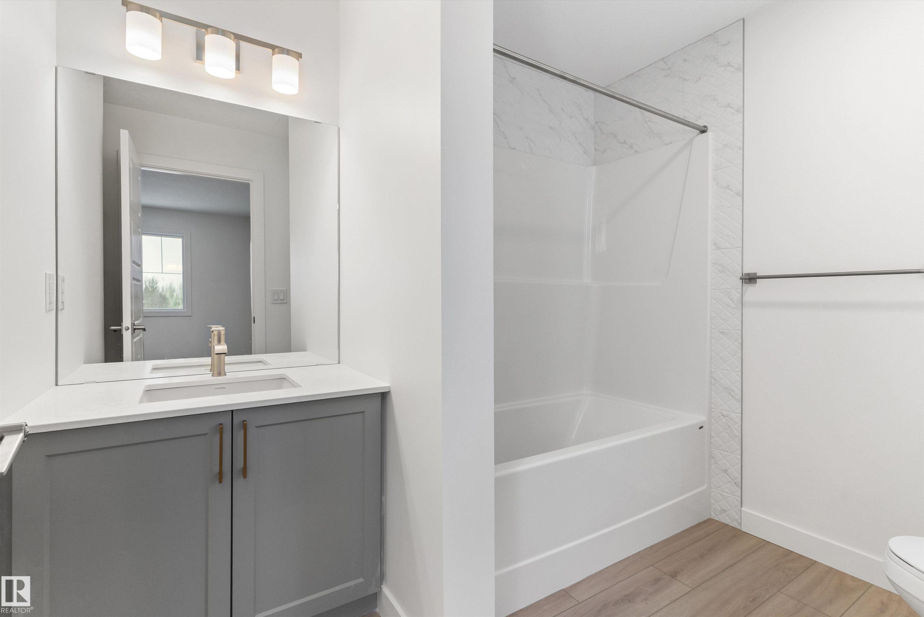 913 19 Avenue Nw, Edmonton, AB - Indoor Photo Showing Bathroom