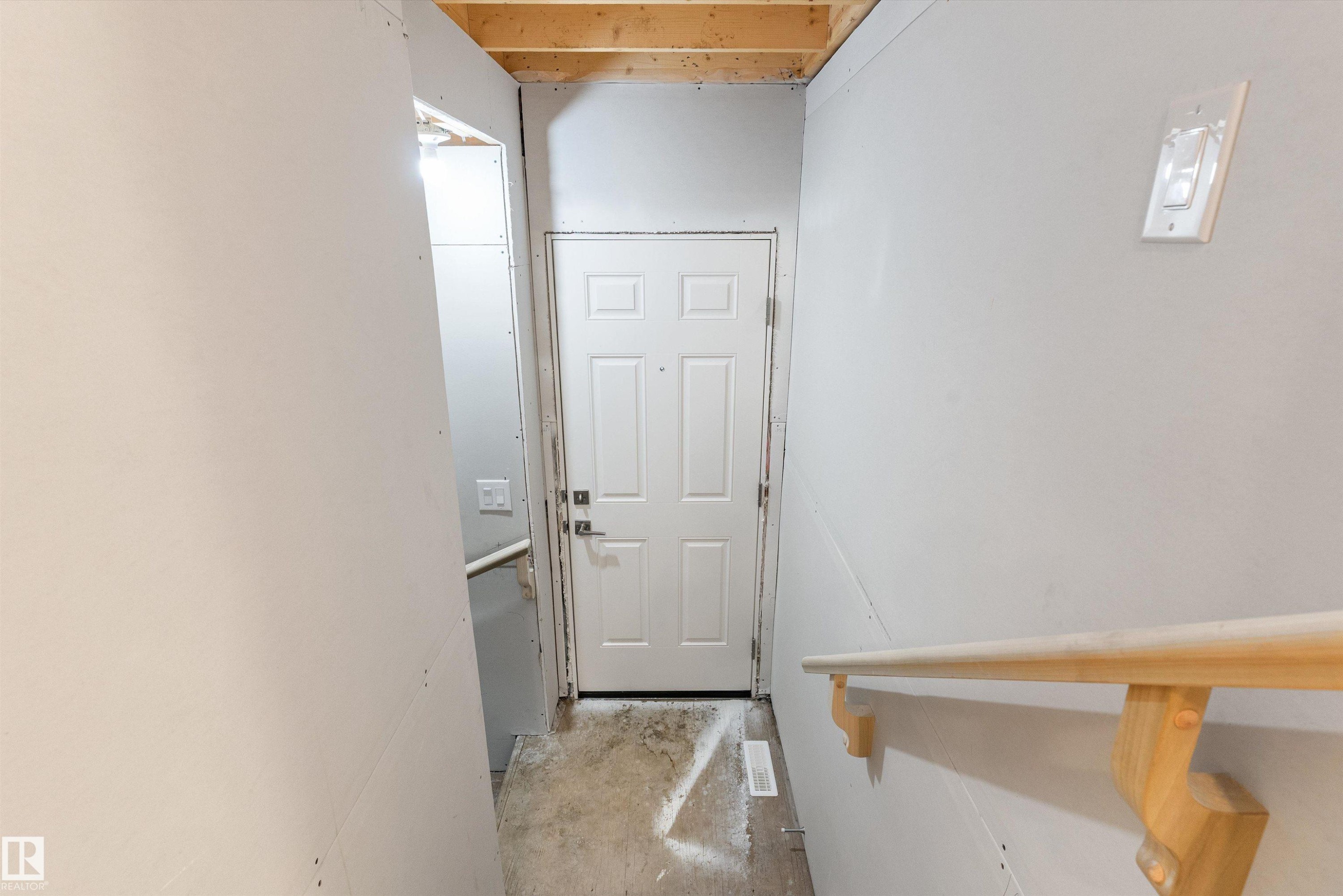 913 19 Avenue Nw, Edmonton, AB - Indoor Photo Showing Other Room