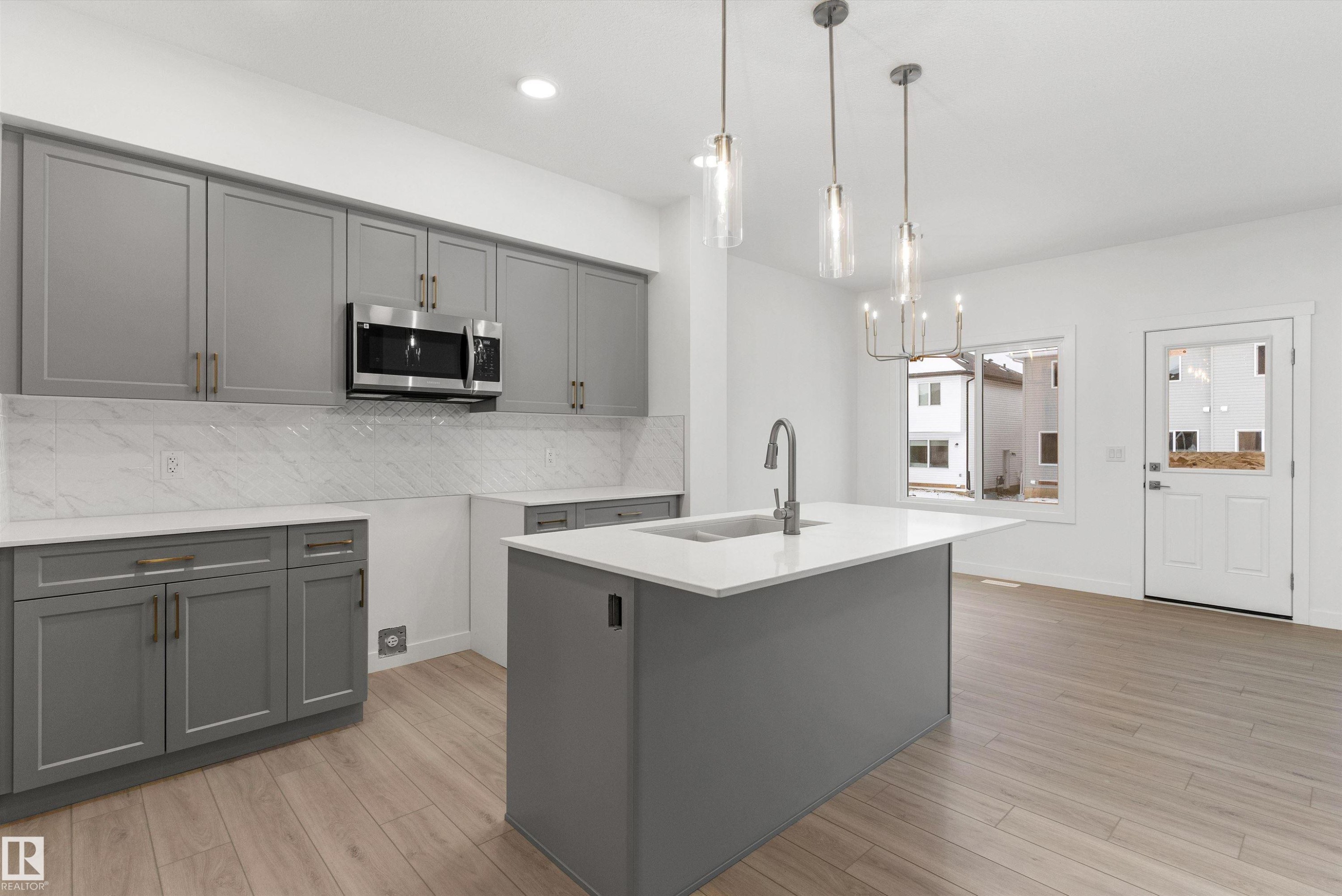 913 19 Avenue Nw, Edmonton, AB - Indoor Photo Showing Kitchen With Upgraded Kitchen
