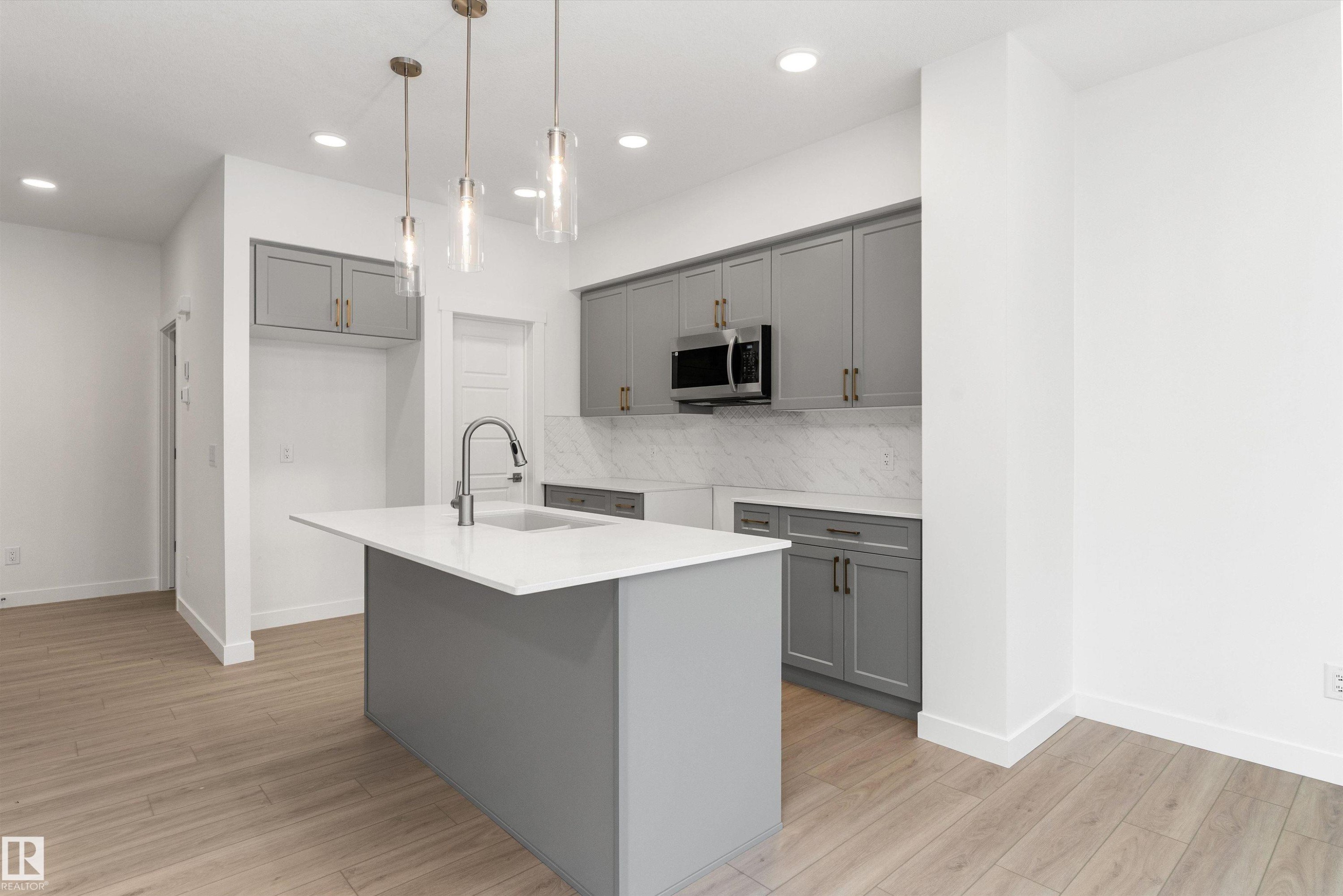 913 19 Avenue Nw, Edmonton, AB - Indoor Photo Showing Kitchen With Upgraded Kitchen