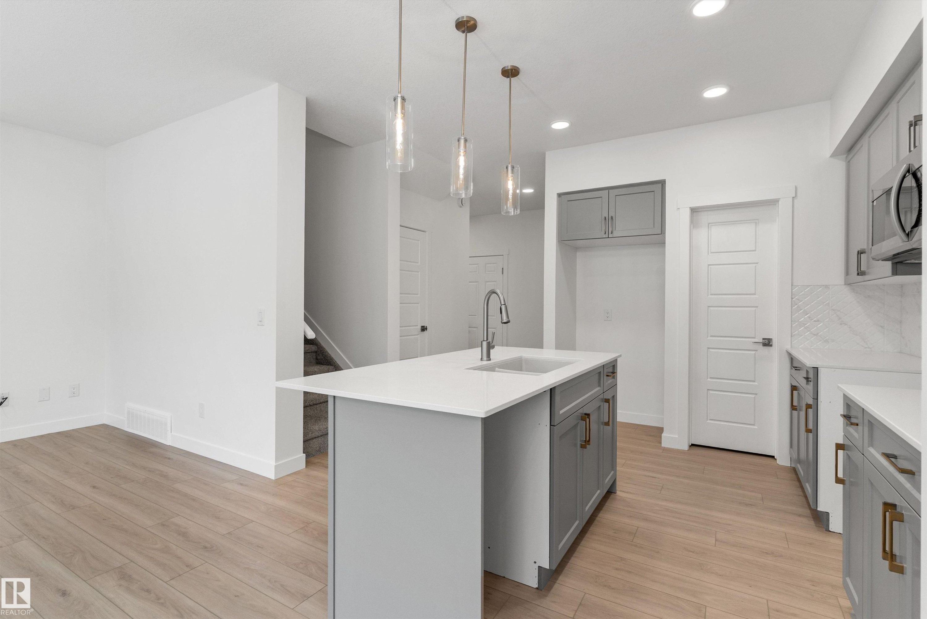 913 19 Avenue Nw, Edmonton, AB - Indoor Photo Showing Kitchen With Upgraded Kitchen