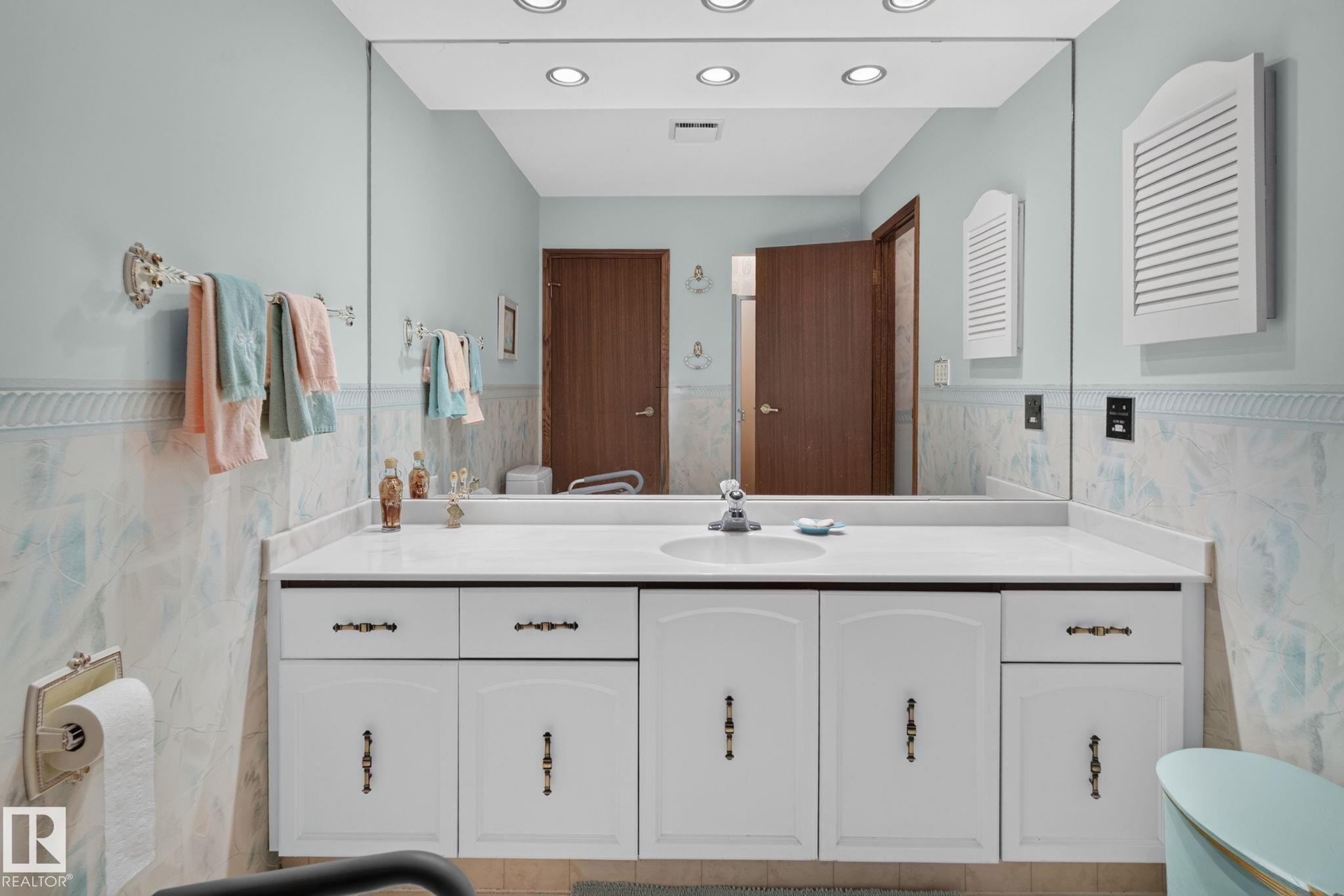 18132 78 Avenue Nw, Edmonton, AB - Indoor Photo Showing Bathroom