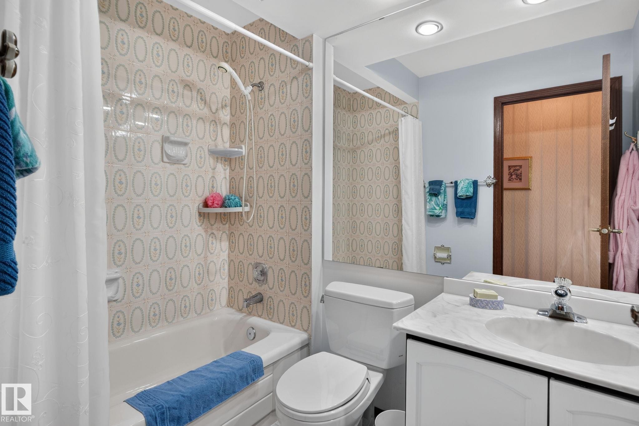 18132 78 Avenue Nw, Edmonton, AB - Indoor Photo Showing Bathroom