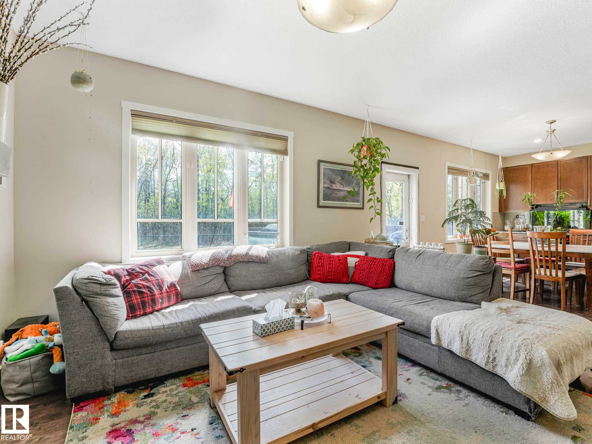 2825 Anderson Place Sw, Edmonton, AB - Indoor Photo Showing Living Room