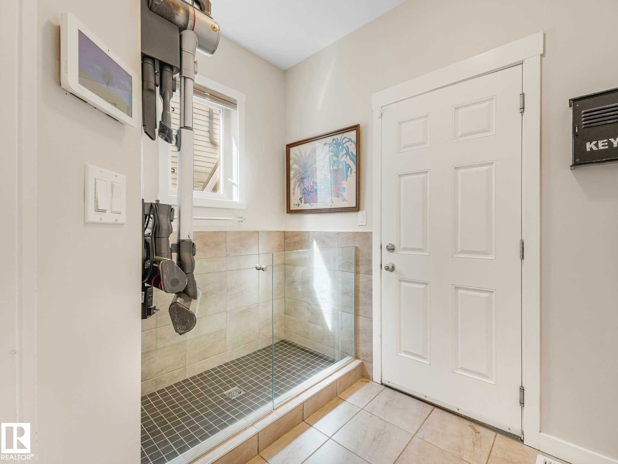 2825 Anderson Place Sw, Edmonton, AB - Indoor Photo Showing Other Room
