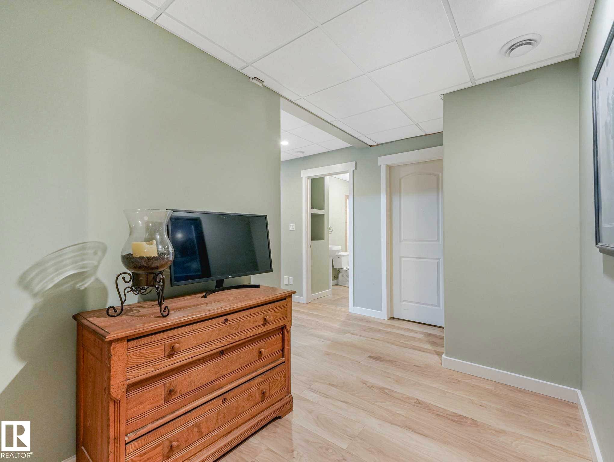2825 Anderson Place Sw, Edmonton, AB - Indoor Photo Showing Other Room