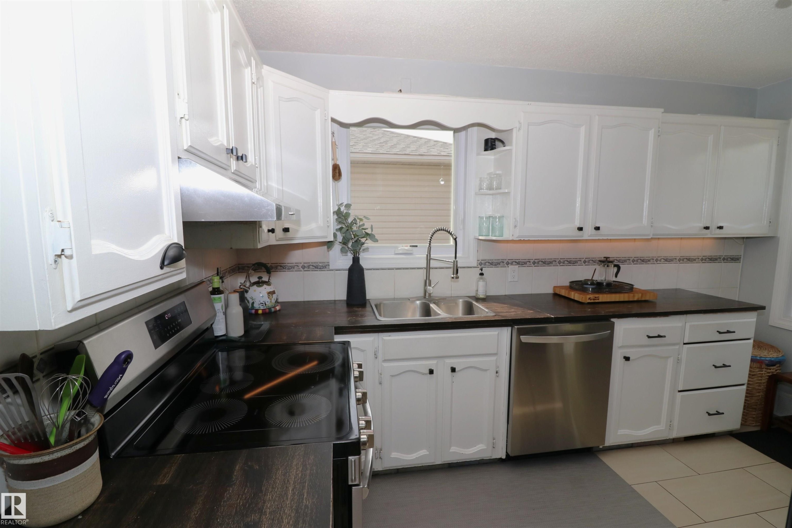 8620 79 Street Nw, Edmonton, AB - Indoor Photo Showing Kitchen With Double Sink