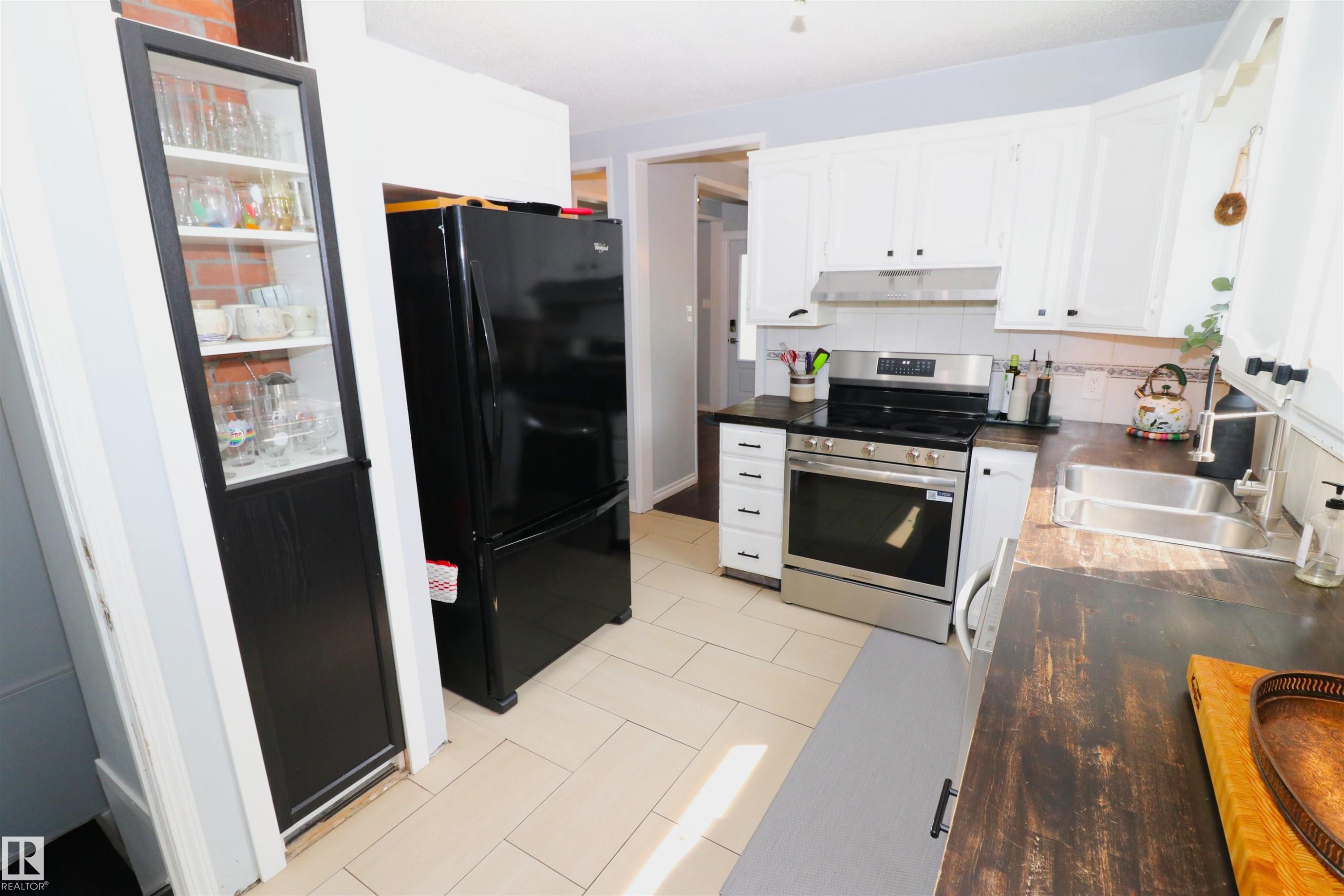 8620 79 Street Nw, Edmonton, AB - Indoor Photo Showing Kitchen With Double Sink