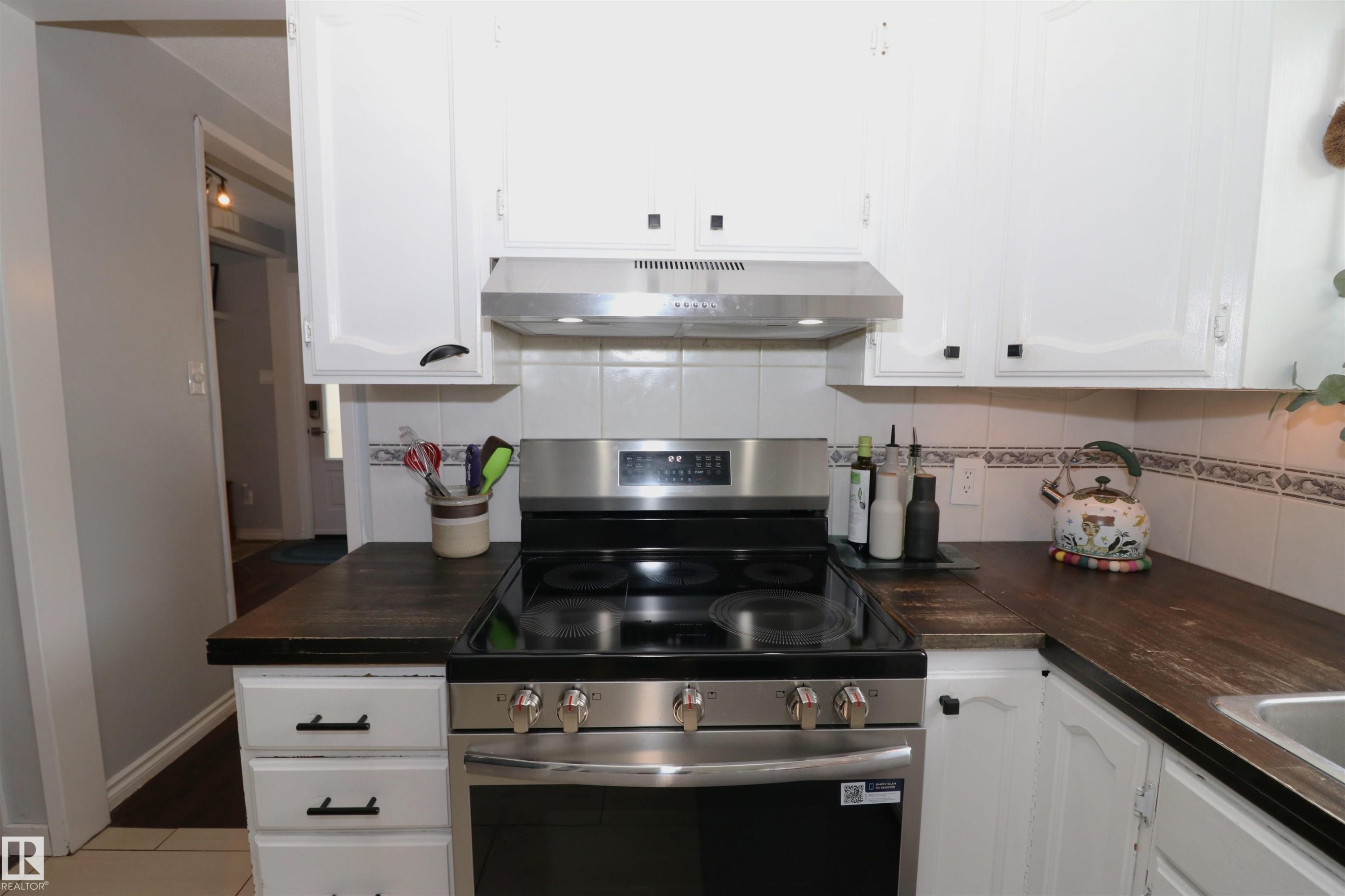 8620 79 Street Nw, Edmonton, AB - Indoor Photo Showing Kitchen