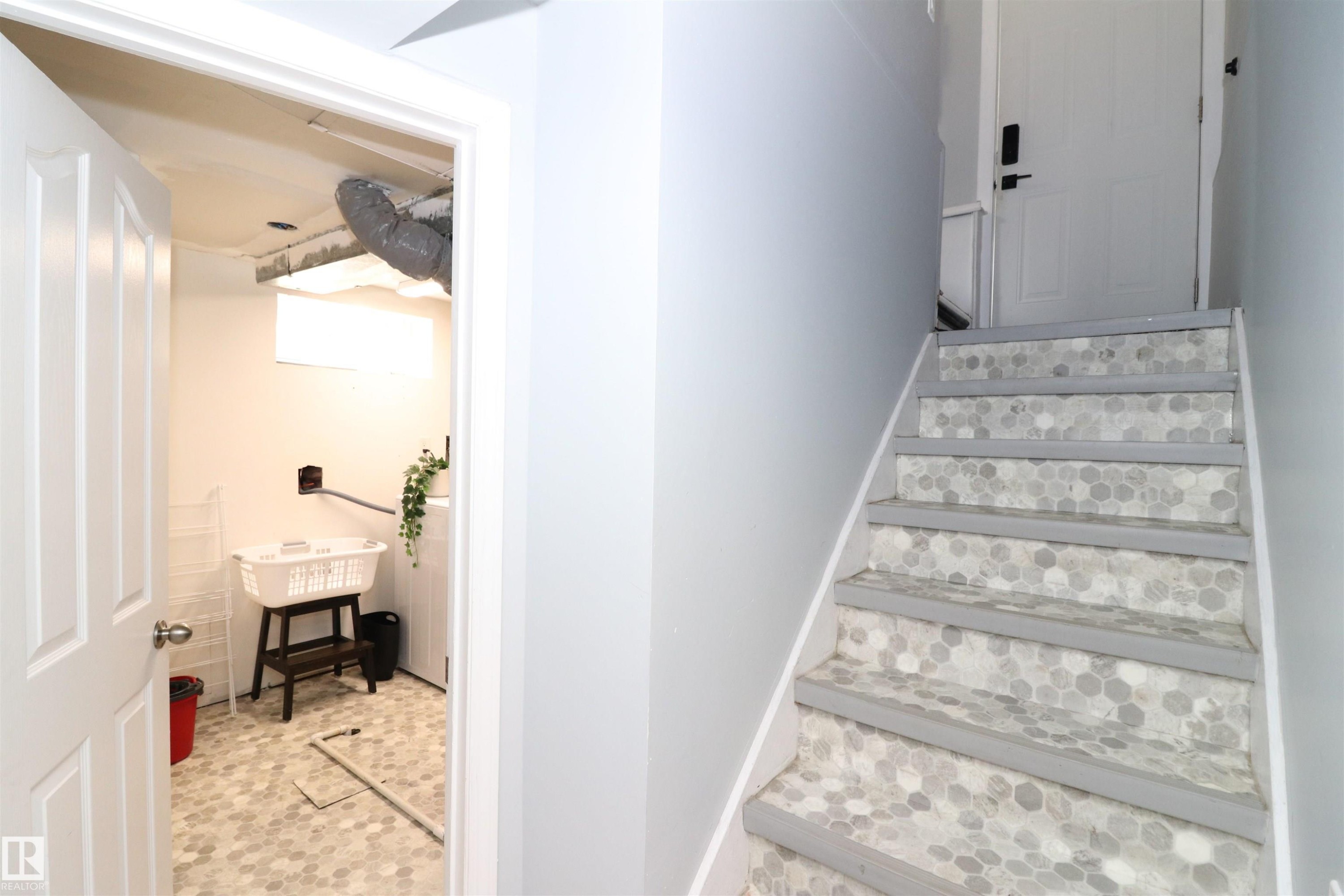 8620 79 Street Nw, Edmonton, AB - Indoor Photo Showing Other Room