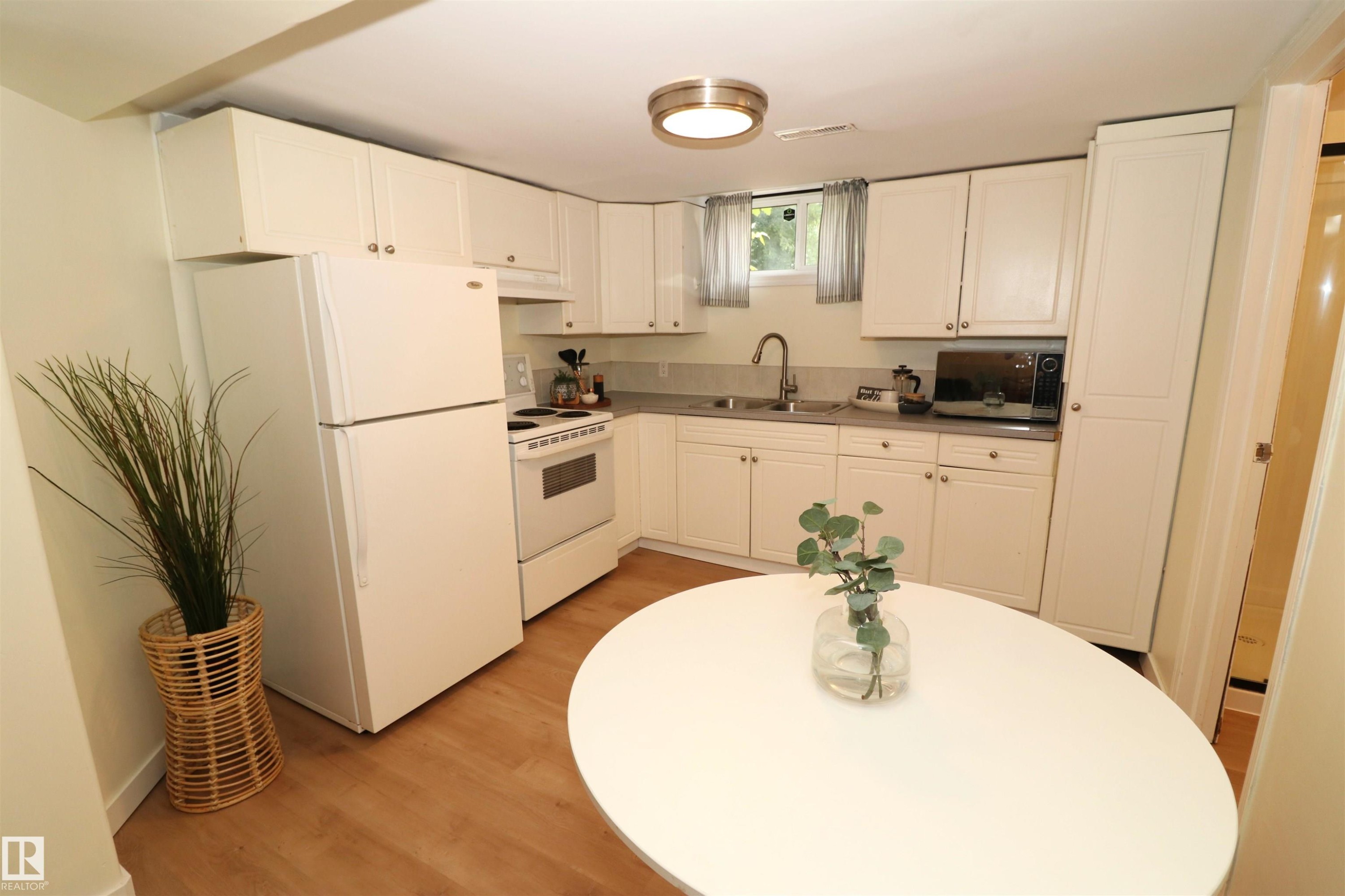 8620 79 Street Nw, Edmonton, AB - Indoor Photo Showing Kitchen With Double Sink