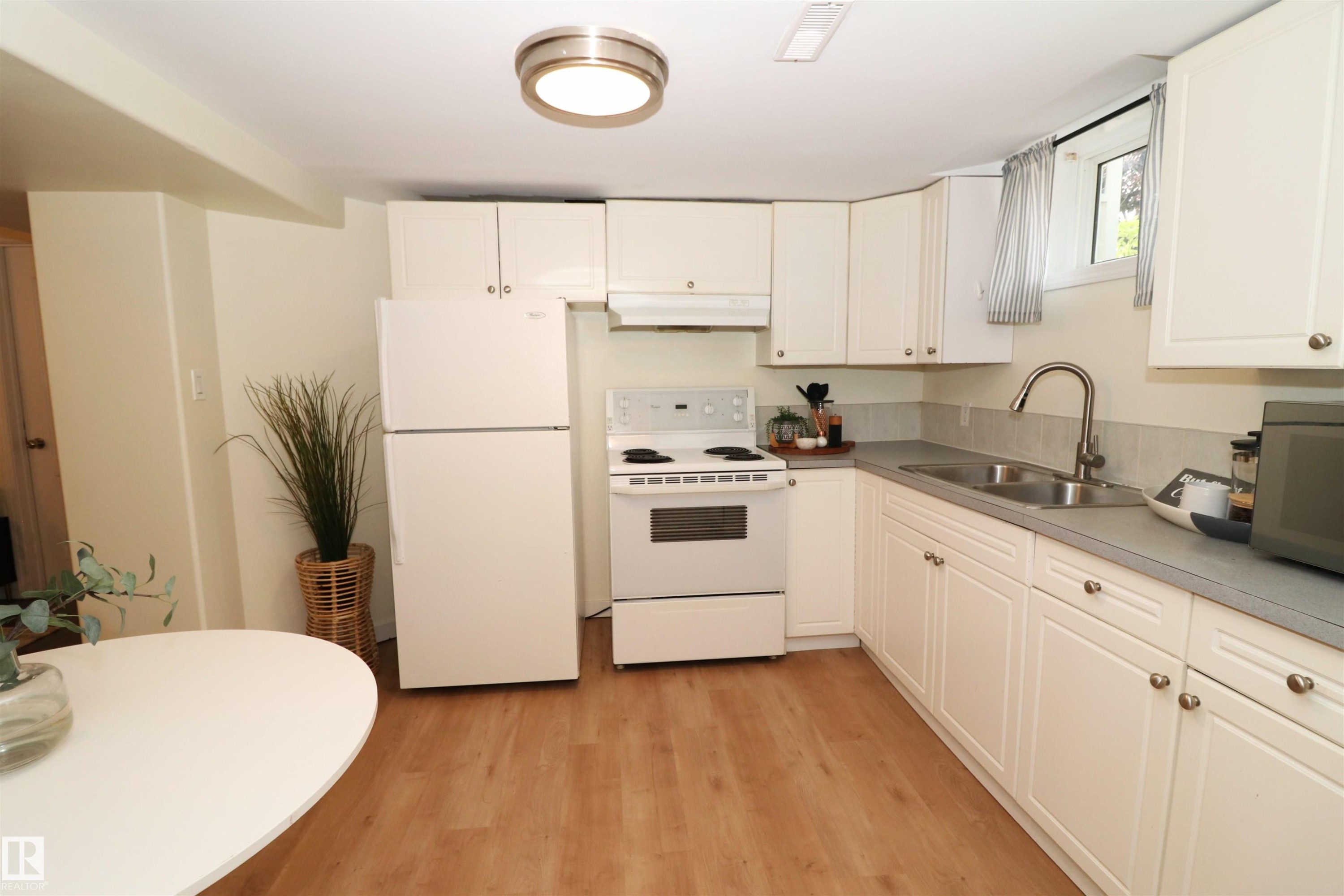 8620 79 Street Nw, Edmonton, AB - Indoor Photo Showing Kitchen With Double Sink