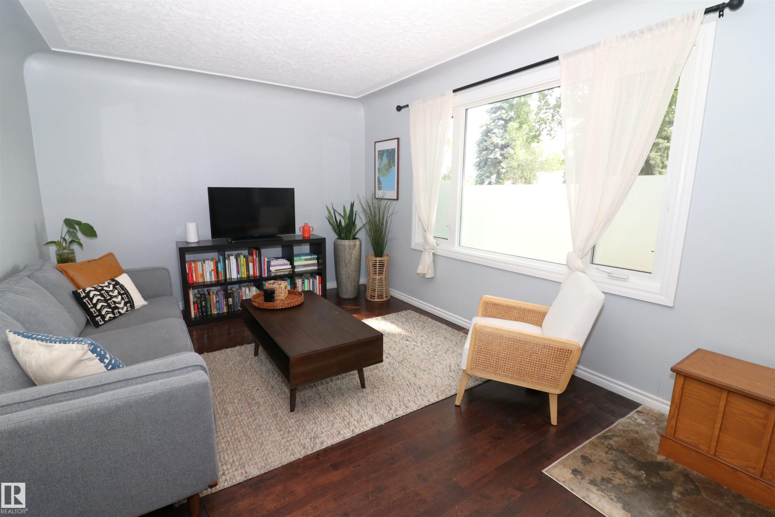 8620 79 Street Nw, Edmonton, AB - Indoor Photo Showing Living Room
