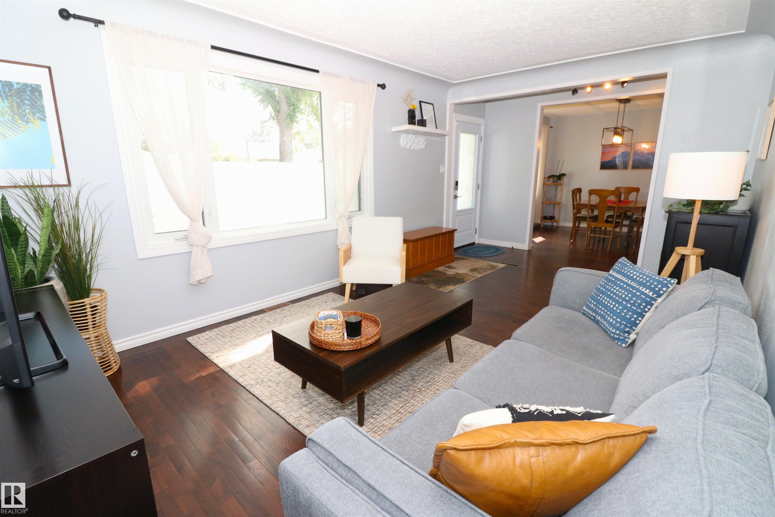 8620 79 Street Nw, Edmonton, AB - Indoor Photo Showing Living Room