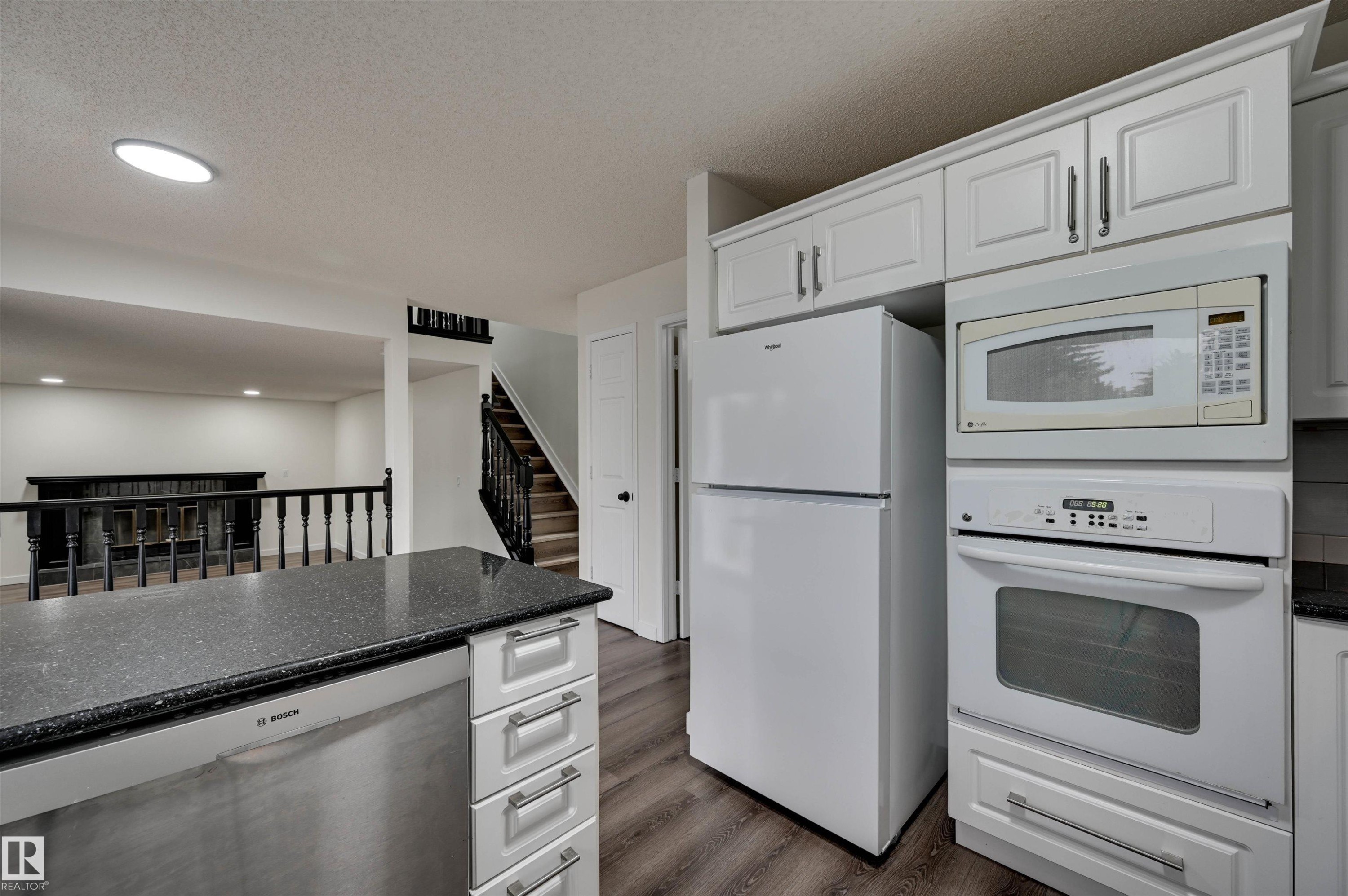 5507 179 Street Nw, Edmonton, AB - Indoor Photo Showing Kitchen