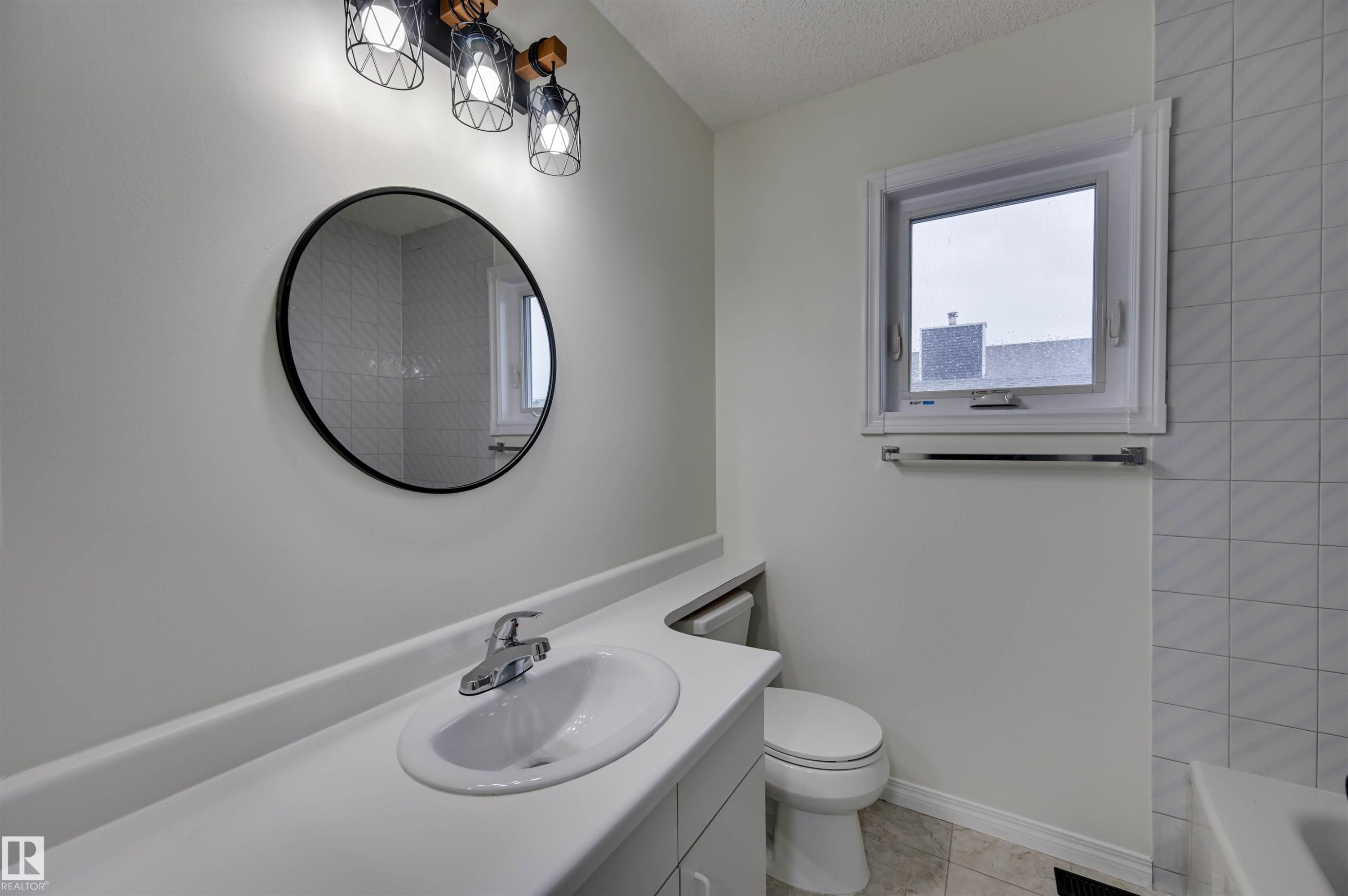 5507 179 Street Nw, Edmonton, AB - Indoor Photo Showing Bathroom
