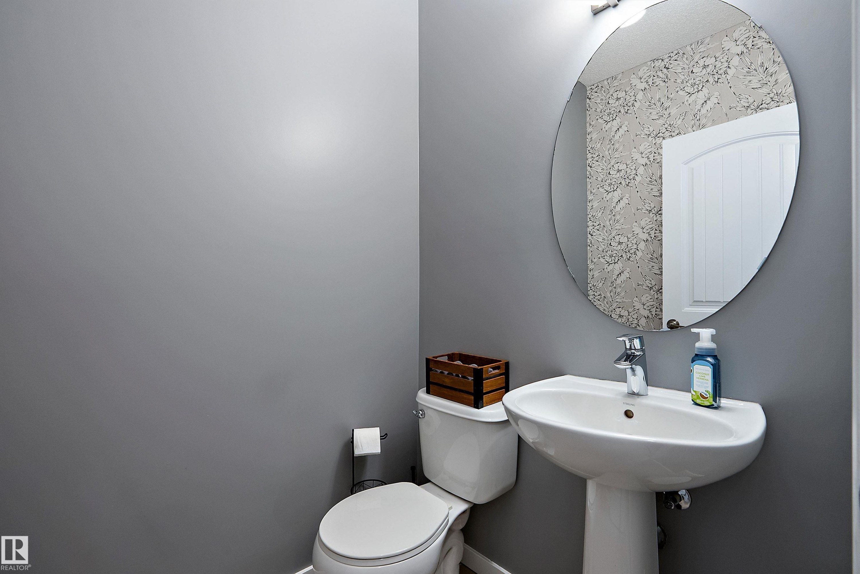 21915 99 Avenue Nw, Edmonton, AB - Indoor Photo Showing Bathroom