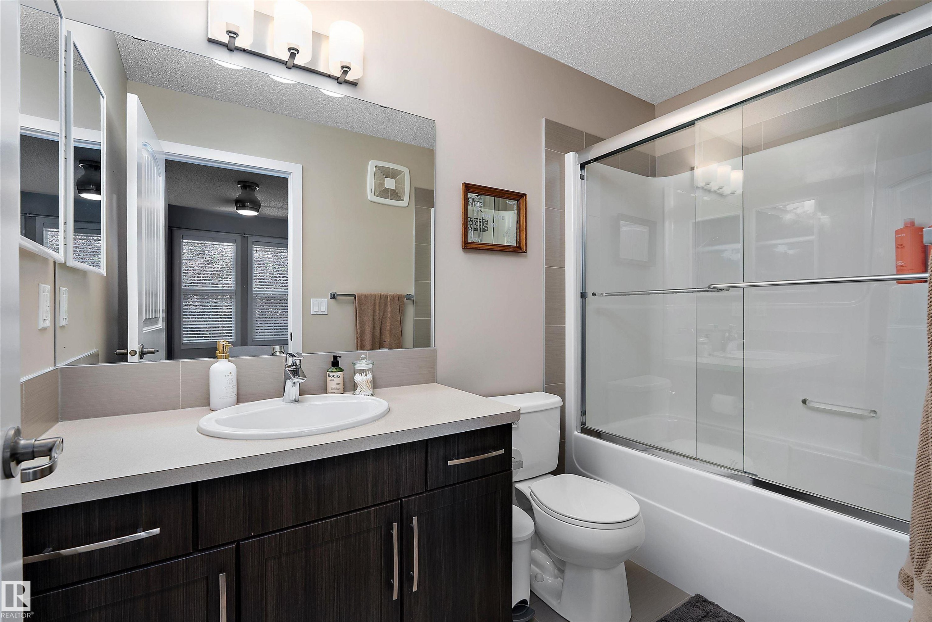 21915 99 Avenue Nw, Edmonton, AB - Indoor Photo Showing Bathroom