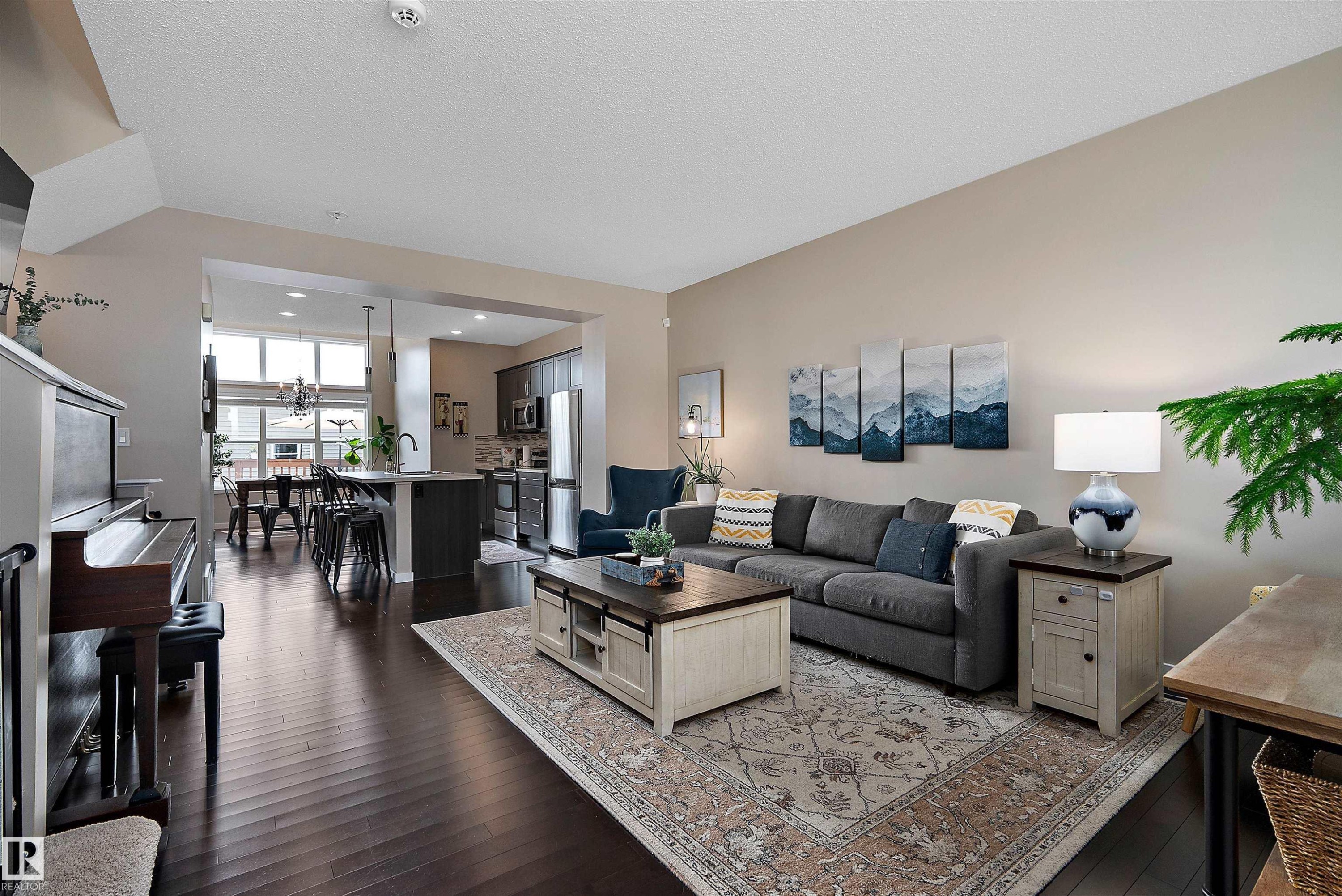 21915 99 Avenue Nw, Edmonton, AB - Indoor Photo Showing Living Room