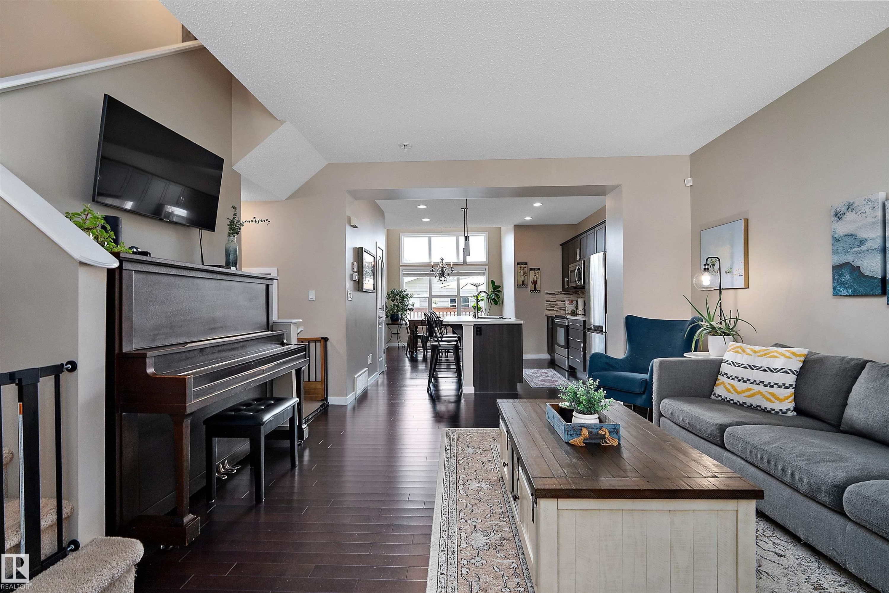 21915 99 Avenue Nw, Edmonton, AB - Indoor Photo Showing Living Room