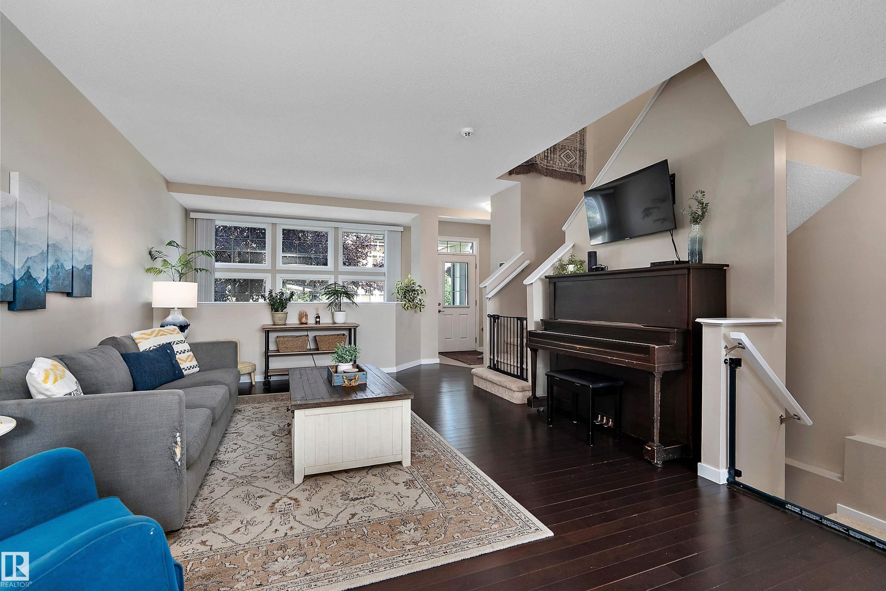 21915 99 Avenue Nw, Edmonton, AB - Indoor Photo Showing Living Room