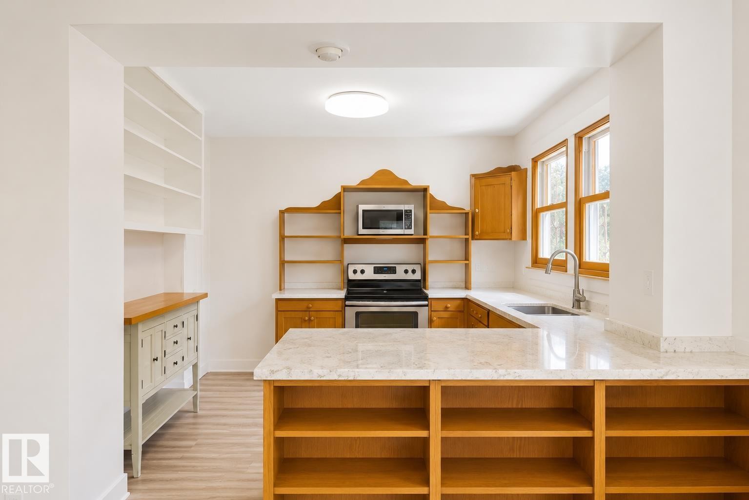 10438 133 Street Nw, Edmonton, AB - Indoor Photo Showing Kitchen