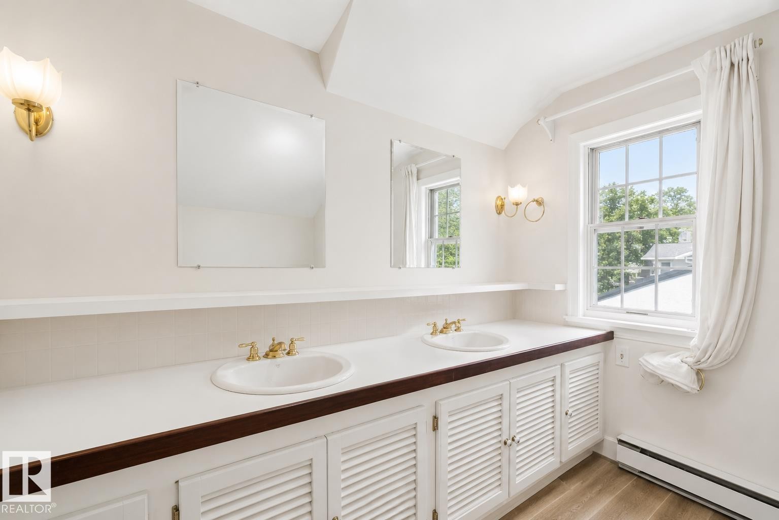 10438 133 Street Nw, Edmonton, AB - Indoor Photo Showing Bathroom