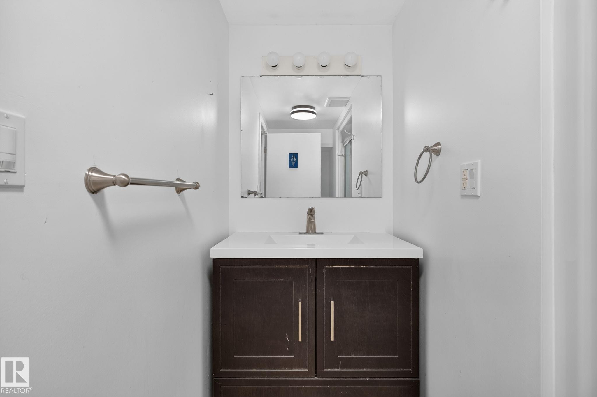 10508 67 Avenue Nw, Edmonton, AB - Indoor Photo Showing Bathroom