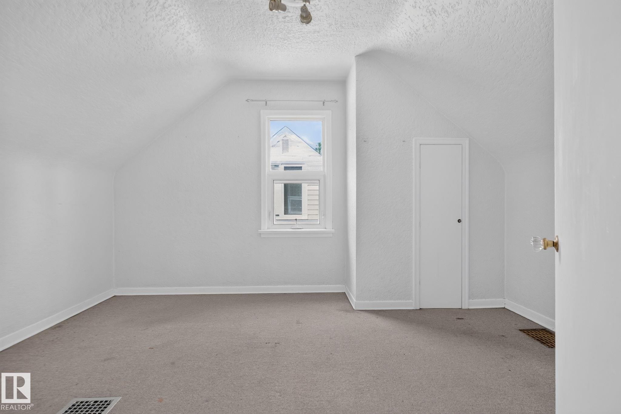 10508 67 Avenue Nw, Edmonton, AB - Indoor Photo Showing Other Room